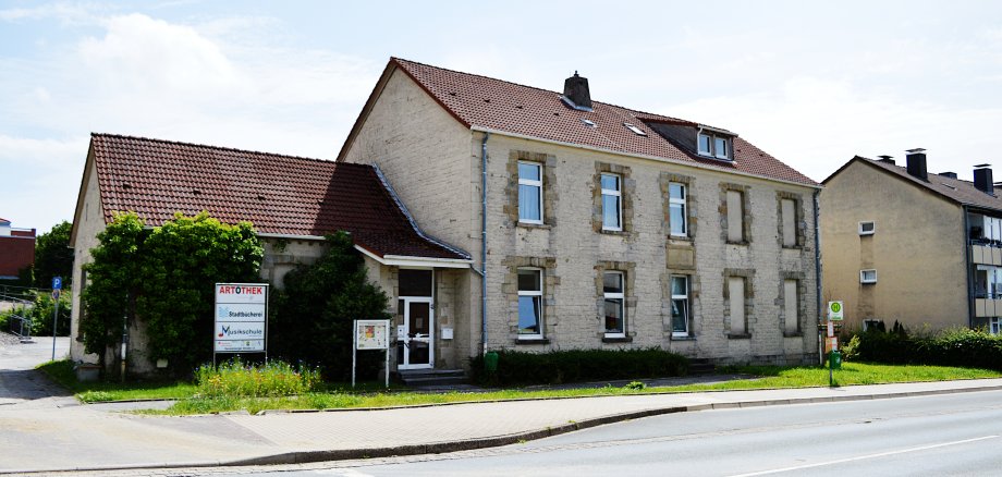 Stadtbücherei im Sommer von der Gevelsberger Straße aus gesehen.