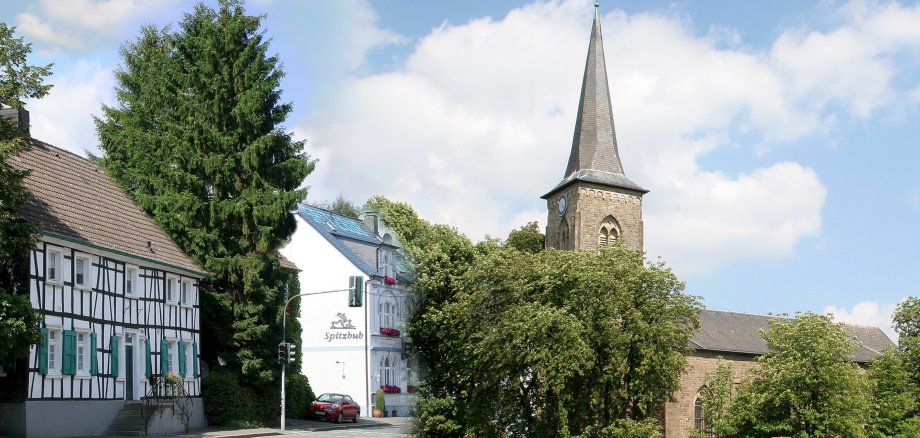 Sommeraufnahme Panoramaaufnahme mit der Kirche in Haßlinghausen