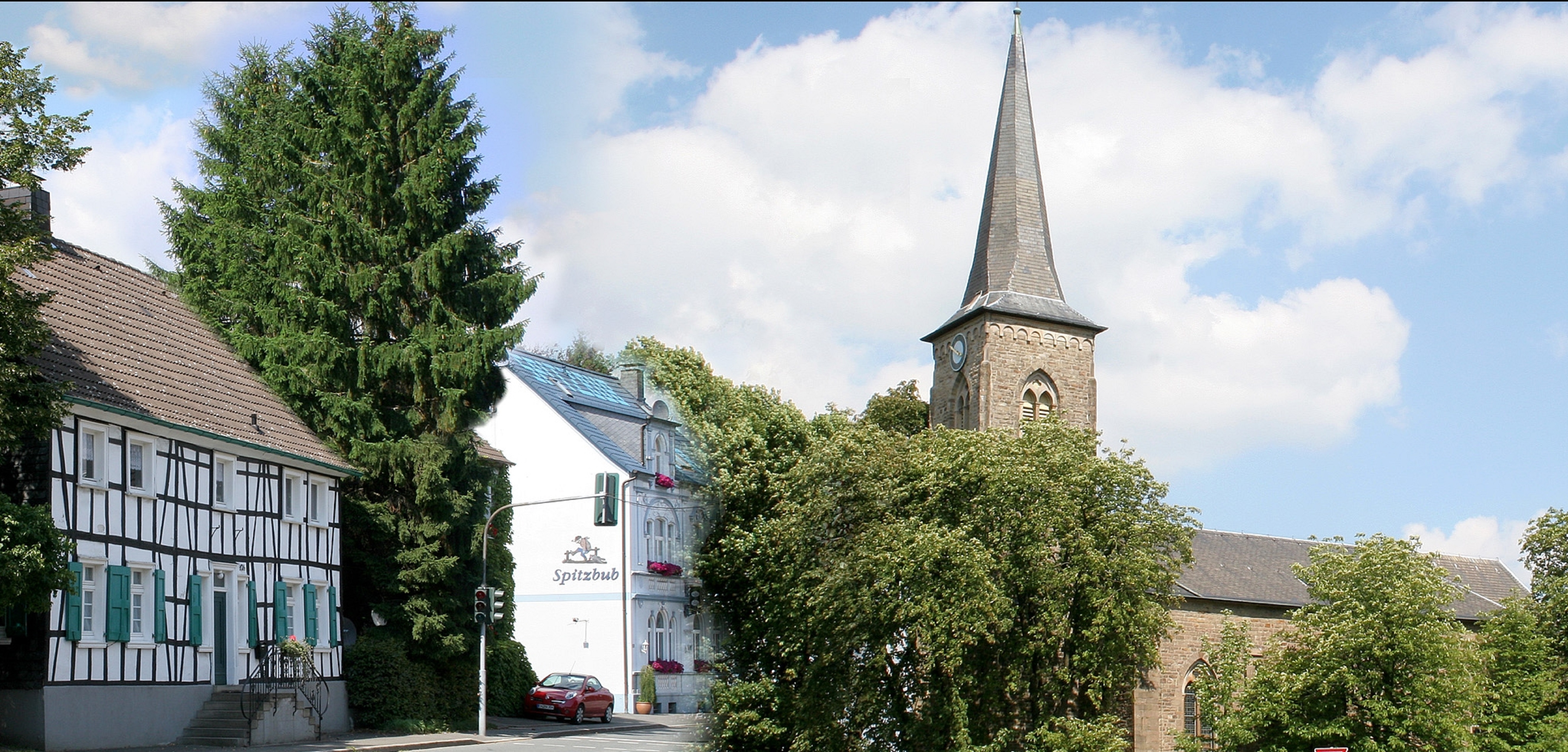 Sommeraufnahme Panoramaaufnahme mit der Kirche in Haßlinghausen