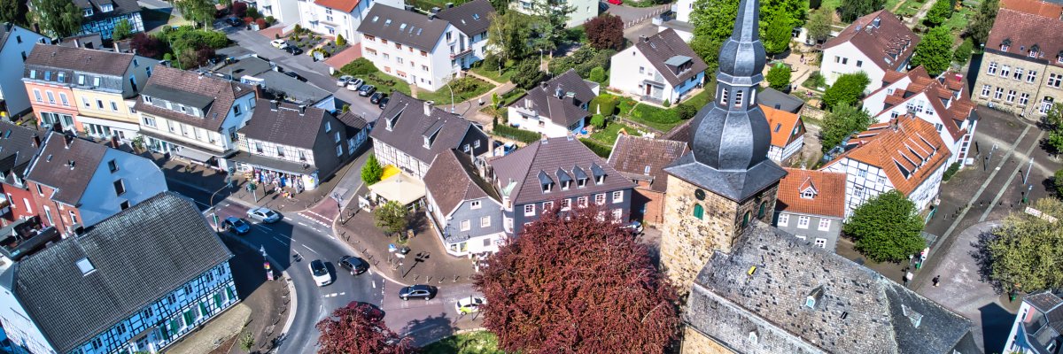 Zwiebelturmkirche Luftaufnahme von Niedersprockhövel mit der Zwiebelturmkirche