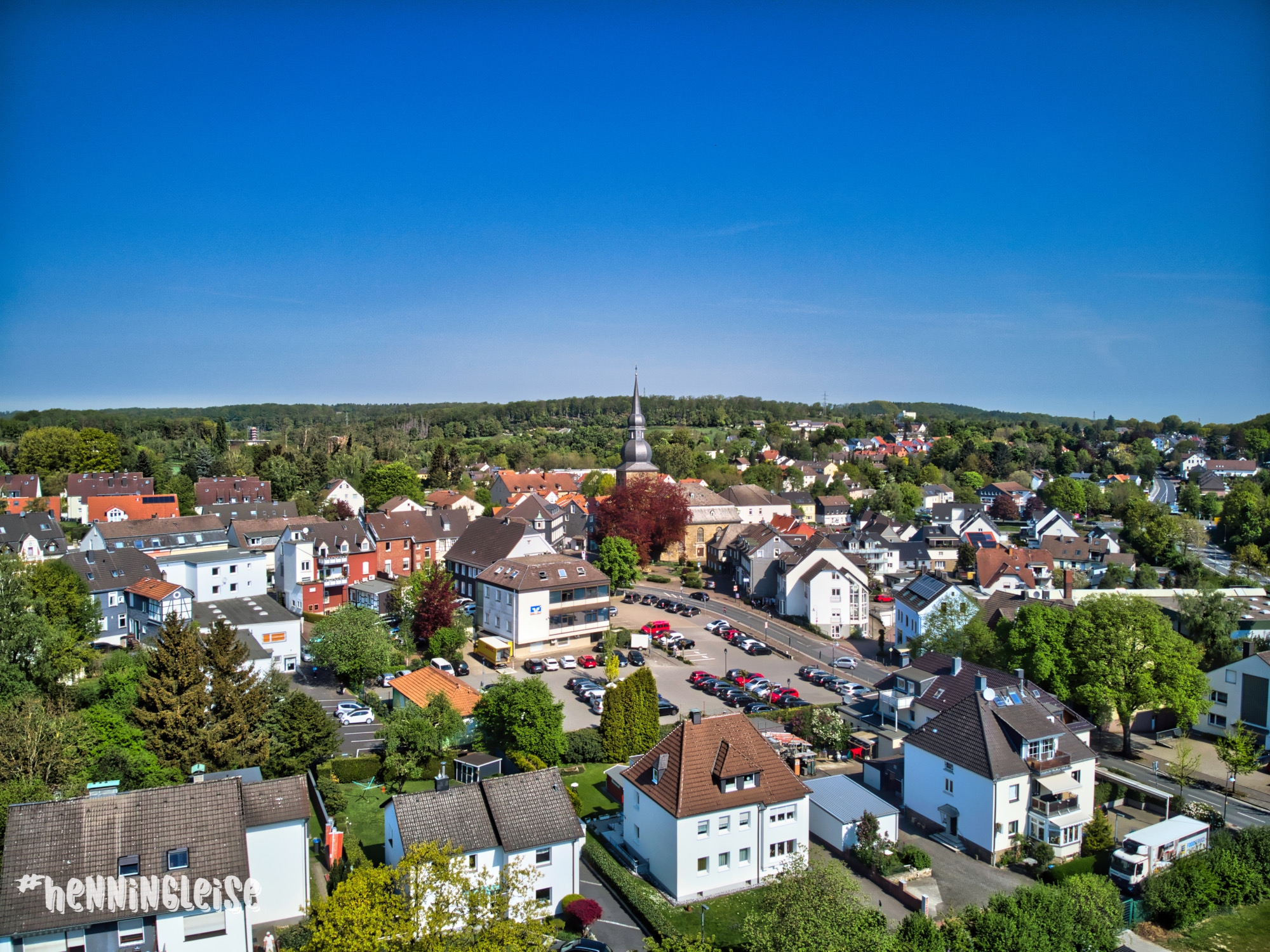 Die Zwiebelturmkirche in Niedersprockhövel mit der dahinterliegenden Landschaft, Innenstadt Niedersprockhövel 