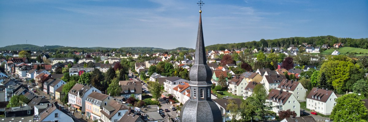 Zwiebelturmkirche Die Zwiebelturmkirche in Niedersprockhövel mit der dahinterliegenden Landschaft
