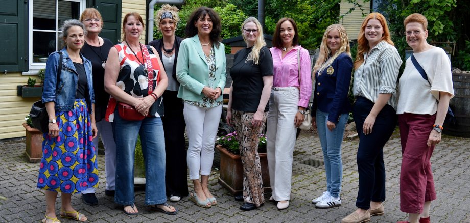 Gäste und Organisatorinnen der Veranstaltung „Frauen in die Politik“ (v.l.): Kerstin Godschalk, Michaele Berster, Andrea Berster-Lingk, Michaela Habbel, Sabine Noll, Martina Berster, Kateryna Grechanovska, Julia Michel, Sina-Maria Günzel, Stefanie Schubert