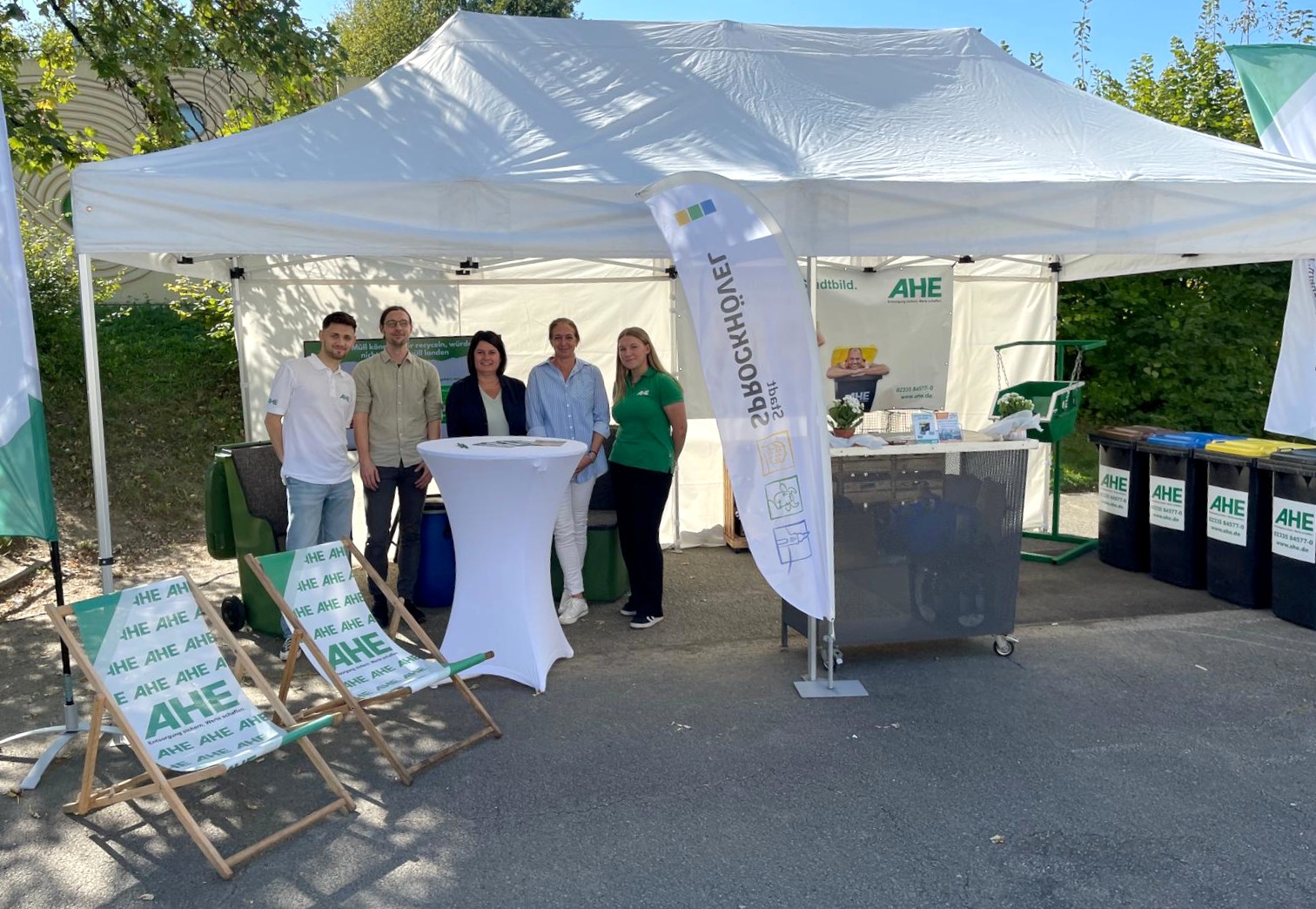 Mitarbeitende der AHE und der Stadt Sprockhövel beim Weltkindertag.