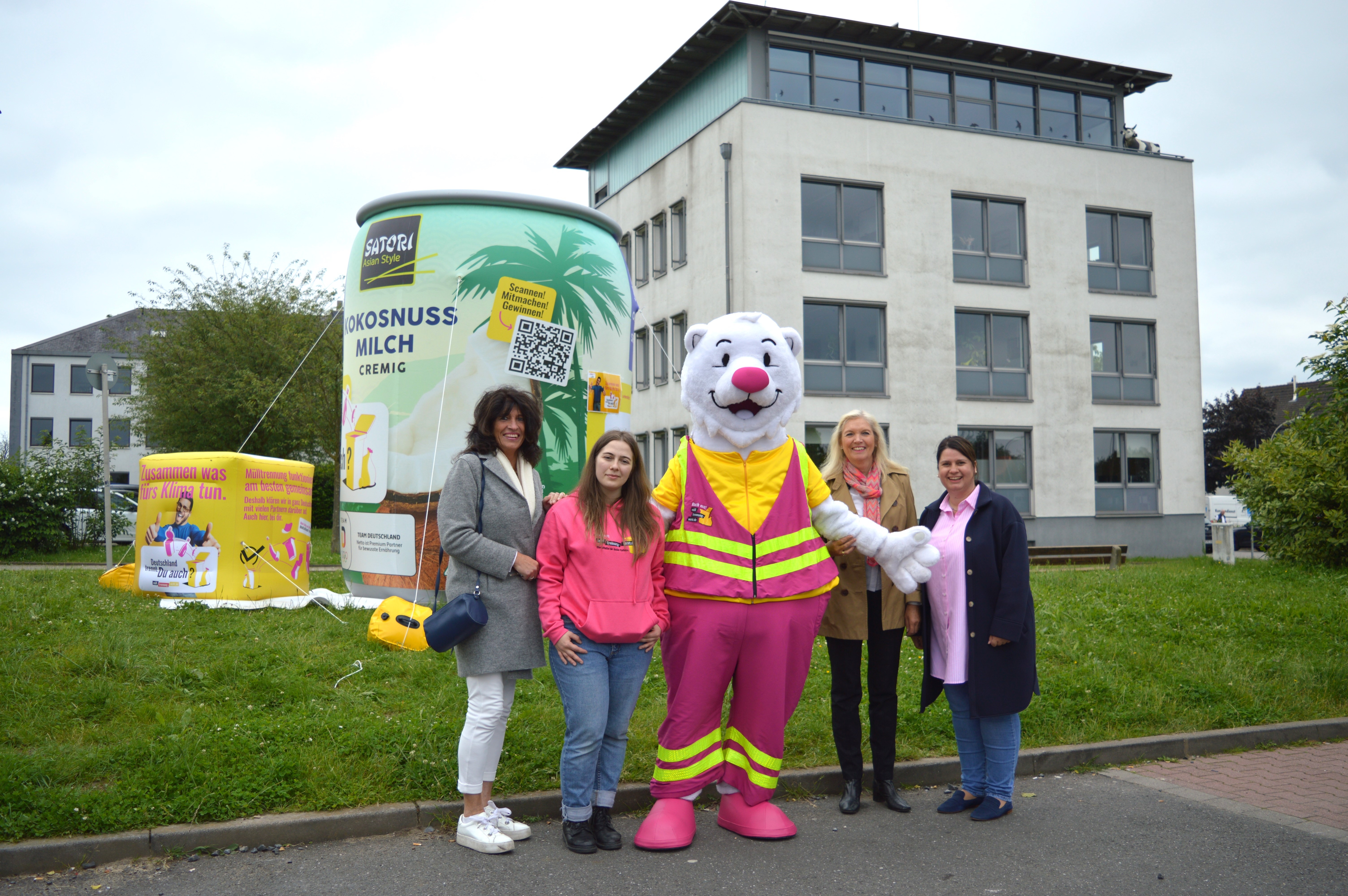 Bürgermeisterin Sabine Noll, Lele und der Trenn-Bär, Susanne Görner (Bereichsleitung Planen/Umwelt/Bauen/Wohnen) und Miriam Weinbrenner (Sachgebiet Planen und Umwelt) vor den großen XXL-Verpackungen