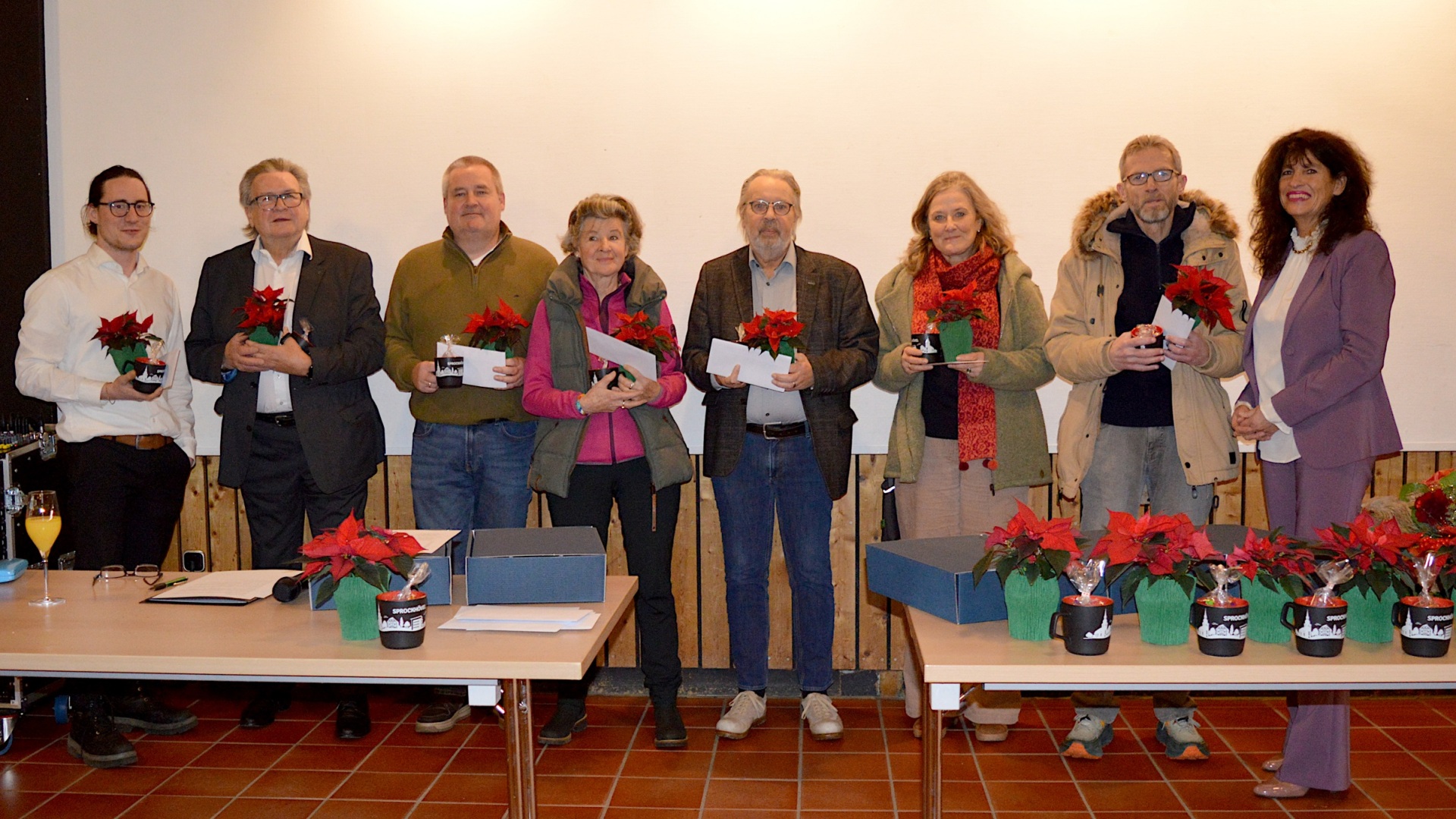 Die ehemaligen Ratsmitglieder Lucas Kemna, Hans-Joachim Müller, Lars Brögelmann, Felicitas Blasius-Taetz, Gerd Fischer, Christina Schwoerer-Böhning, Jörg Valentin mit Bürgermeisterin Sabine Noll.