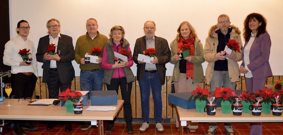 Die ehemaligen Ratsmitglieder Lucas Kemna, Hans-Joachim Müller, Lars Brögelmann, Felicitas Blasius-Taetz, Gerd Fischer, Christina Schwoerer-Böhning, Jörg Valentin mit Bürgermeisterin Sabine Noll.