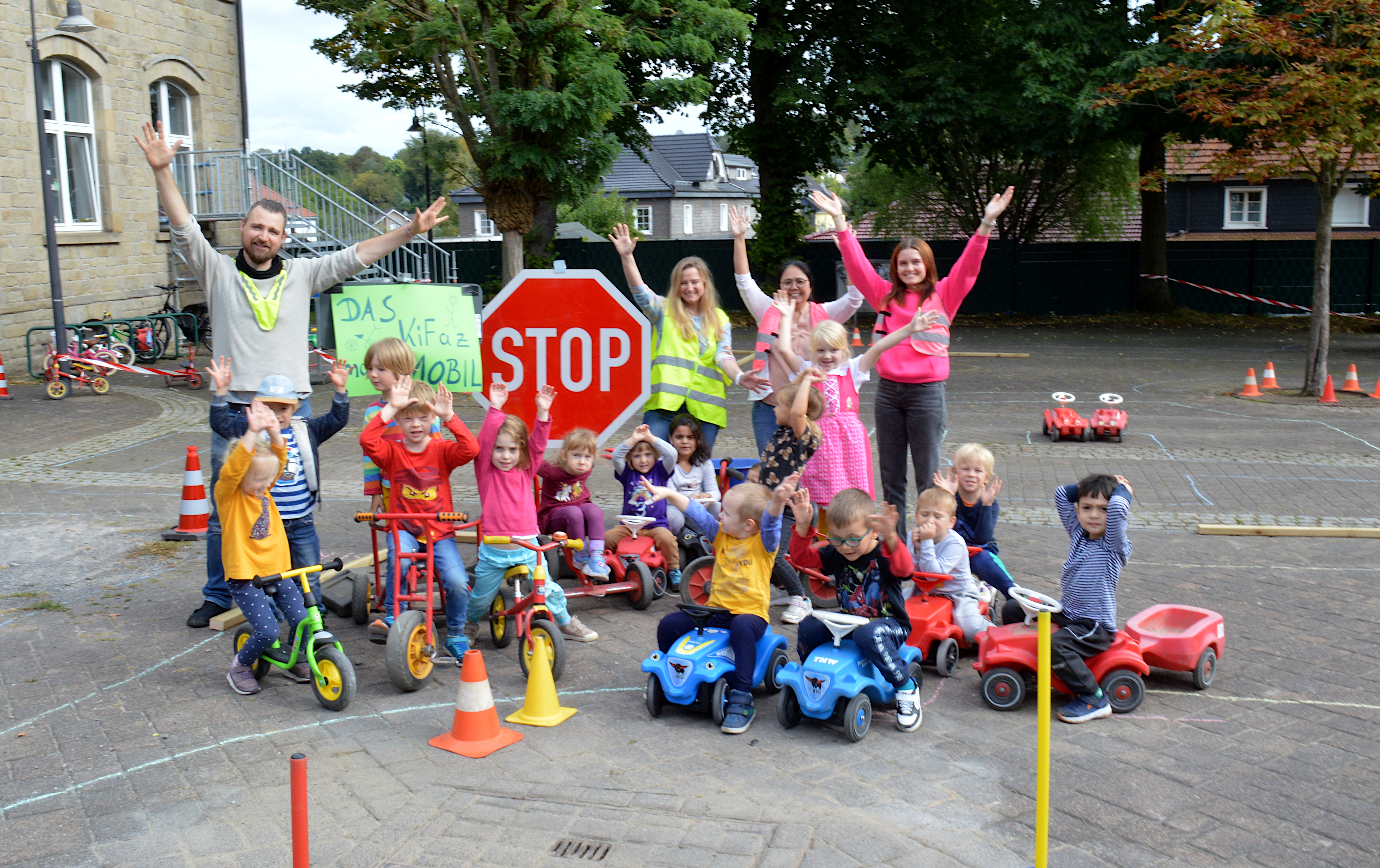 Die „blaue Gruppe“ erobert zusammen mit ihren Erzieherinnen und Erziehern zum Abschluss der Mobilitätswoche die „Straße“ auf dem Vorplatz des KiFaz Miteinanders.