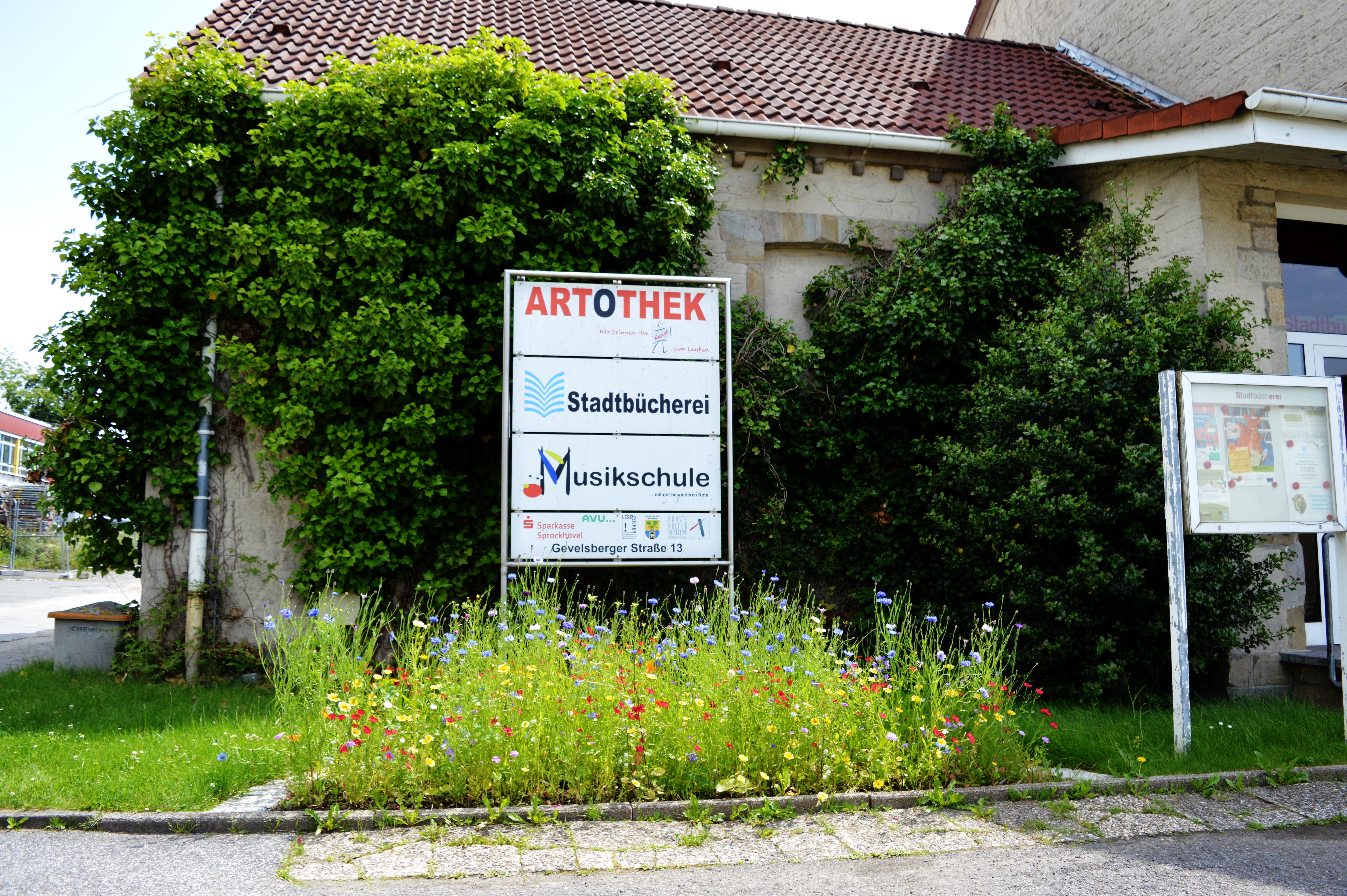 Wildblumenbeet vor der Stadtbücherei in Haßlinghausen