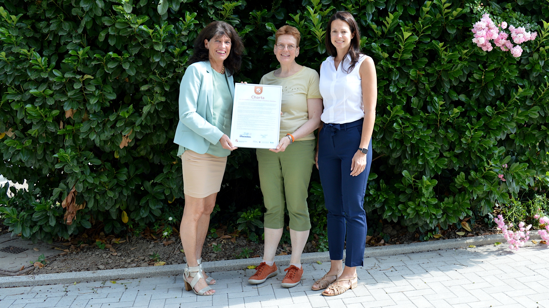 Bürgermeisterin Sabine Noll und die Pflegeguides Stefanie Schubert und Tanja Kolek mit der unterzeichneten Charta. Bürgermeisterin Sabine Noll und die Pflegeguides Stefanie Schubert und Tanja Kolek mit der unterzeichneten Charta.