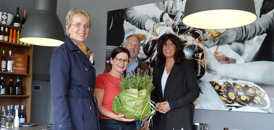 Christiane Beumer (Wirtschafts- und Tourismusförderung Stadt Sprockhövel), Beatrix Rubino (Inhaberin „da Rubino“), Oliver Tollnick (Wirtschafts- und Tourismusförderung Stadt Sprockhövel) und Sabine Noll (Bürgermeisterin Stadt Sprockhövel) im vor kurzem eröffneten Ladenlokal in der Mittelstraße, Juni 2024