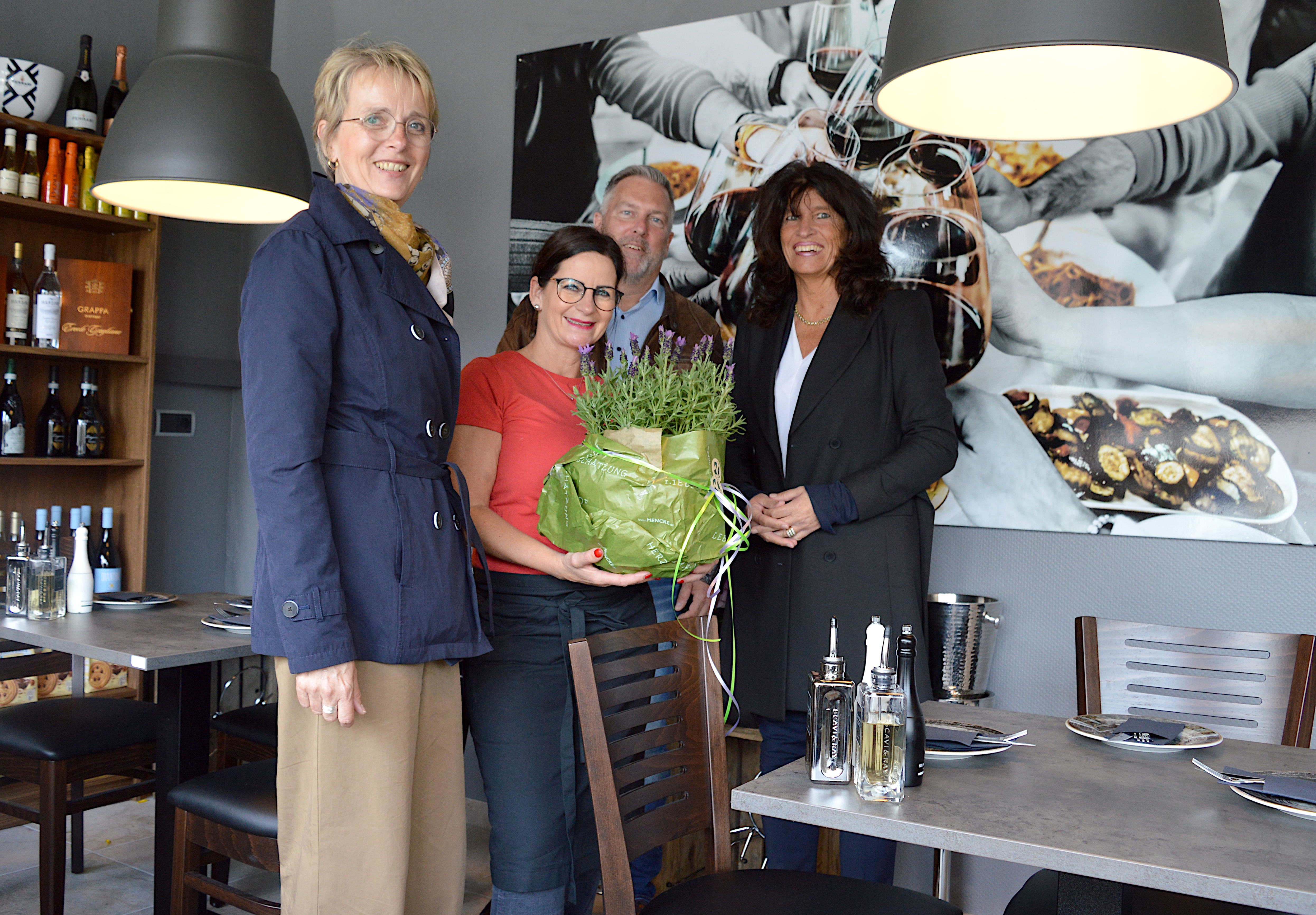 Christiane Beumer (Wirtschafts- und Tourismusförderung Stadt Sprockhövel), Beatrix Rubino (Inhaberin „da Rubino“), Oliver Tollnick (Wirtschafts- und Tourismusförderung Stadt Sprockhövel) und Sabine Noll (Bürgermeisterin Stadt Sprockhövel) im vor kurzem eröffneten Ladenlokal in der Mittelstraße, Juni 2024