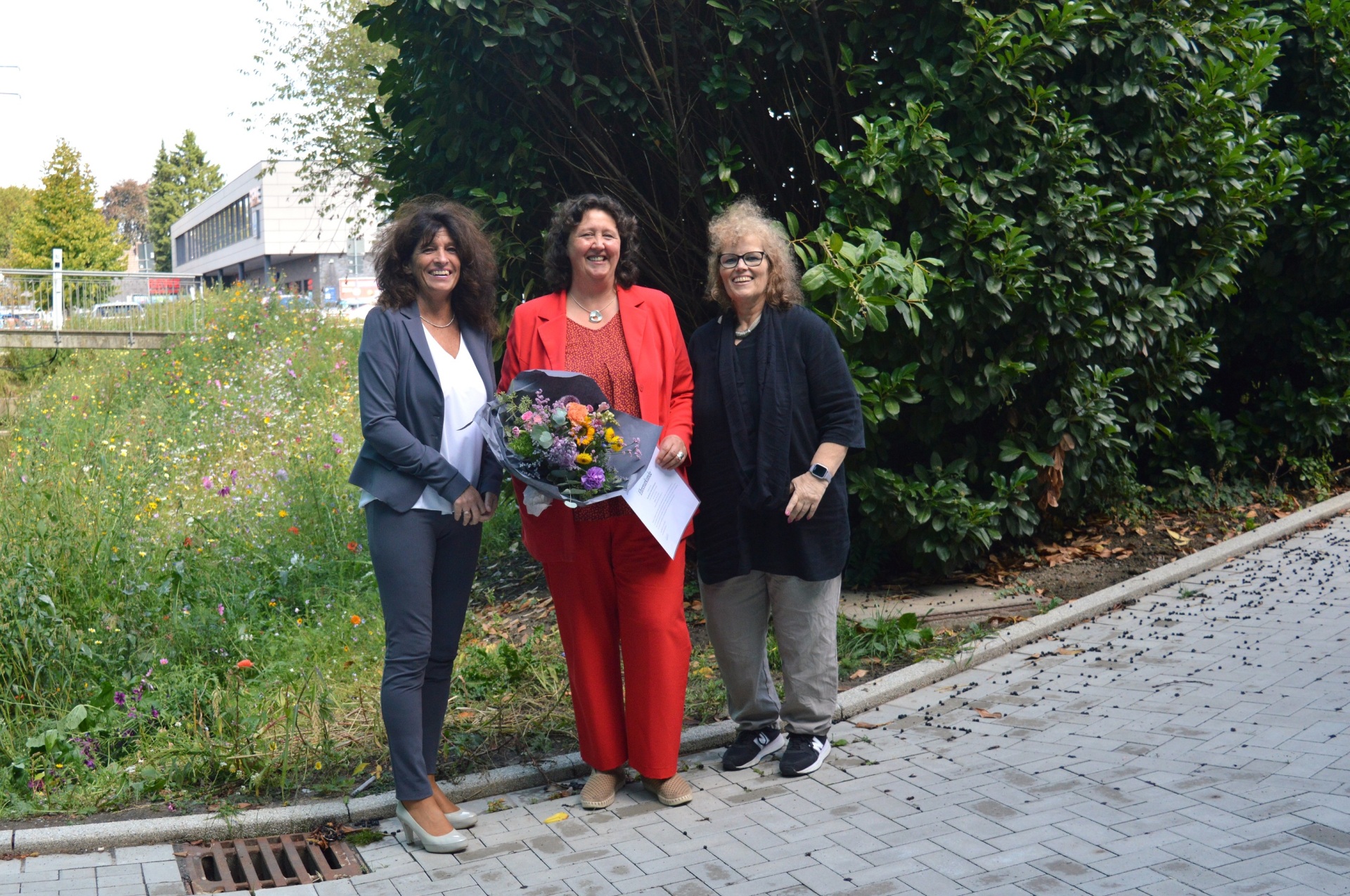 Bürgermeisterin Sabine Noll (rechts) und Personalratsvorsitzende Claudia Alers (links) beglückwünschen Anette Bartels zu ihrem 40-jährigem Dienstjubiläum.