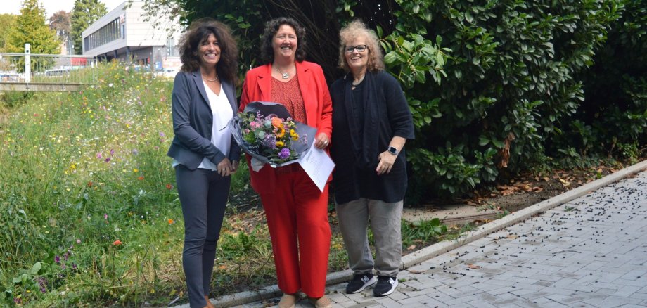 Anette Bartels Jubiläum Bürgermeisterin Sabine Noll (rechts) und Personalratsvorsitzende Claudia Alers (links) beglückwünschen Anette Bartels zu ihrem 40-jährigem Dienstjubiläum.