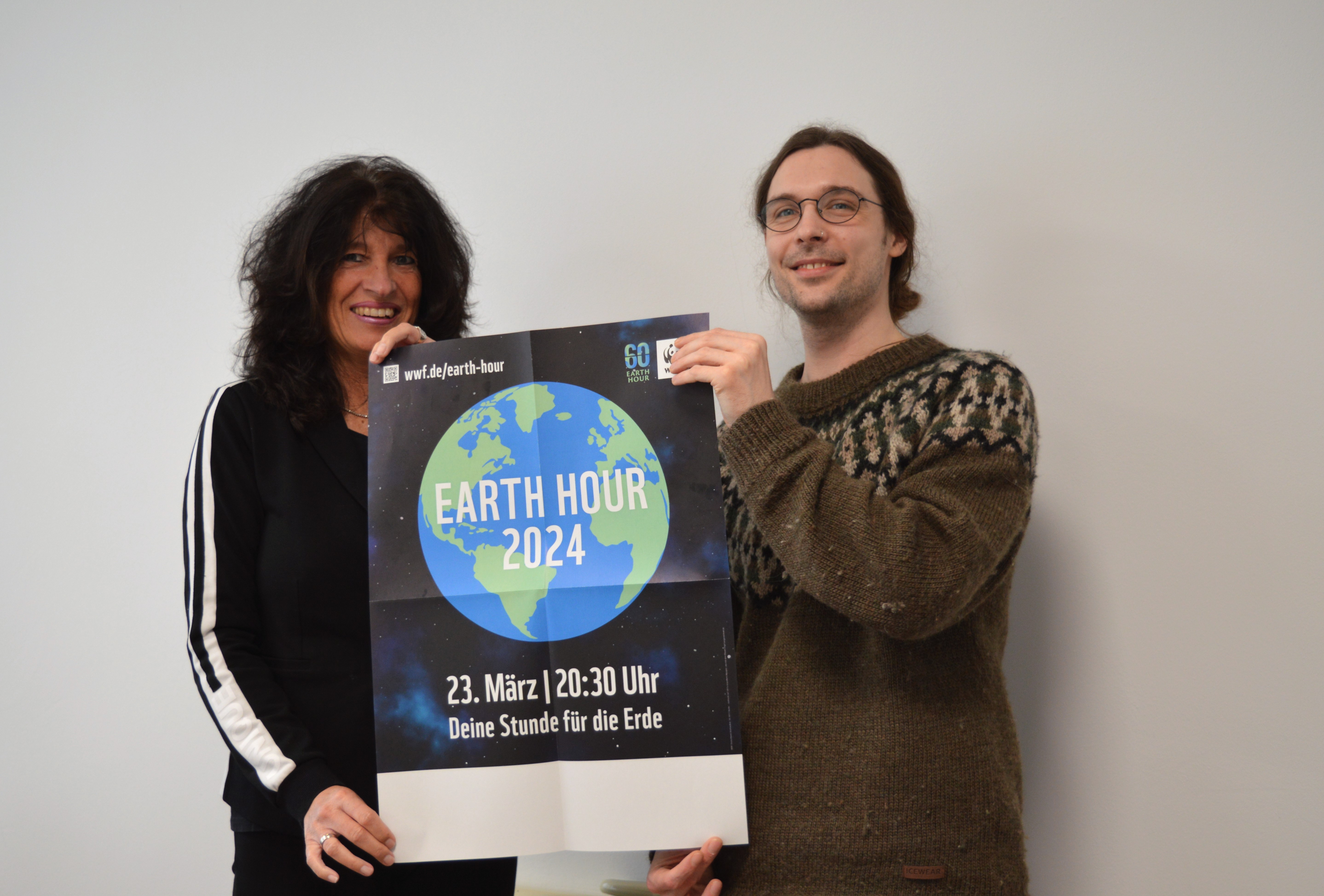 Bürgermeisterin Sabine Noll und Klimaschutzmanager Michael Sniegowski bewerben die Earth-Hour 2024