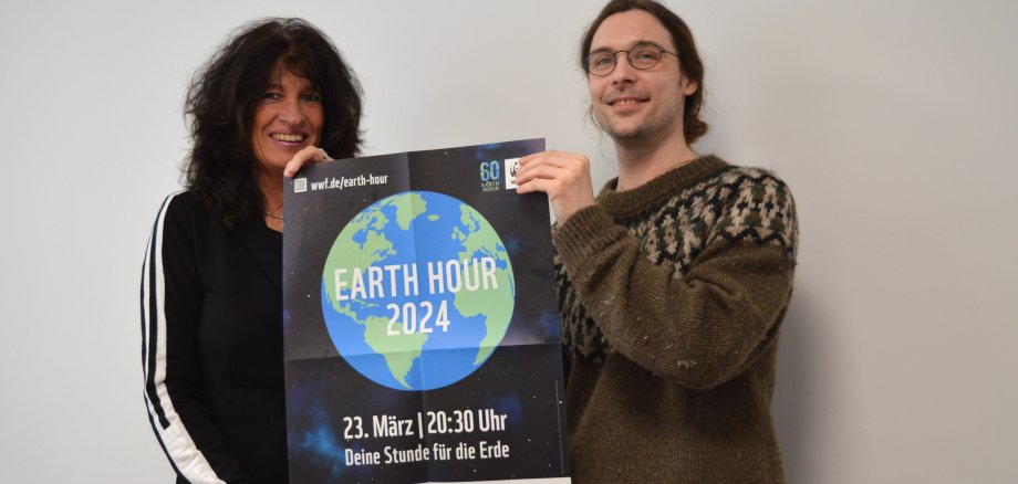 Bürgermeisterin Sabine Noll und Klimaschutzmanager Michael Sniegowski bewerben die Earth-Hour 2024