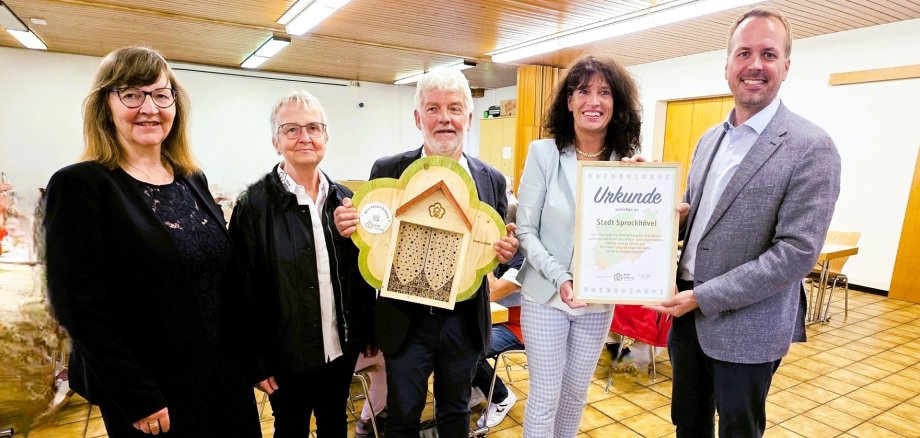 Evelyn Müller, Michaela und Matthias Sprenger, Sabine Noll und Stefan Ast mit der Urkunde der NRW-Stiftung