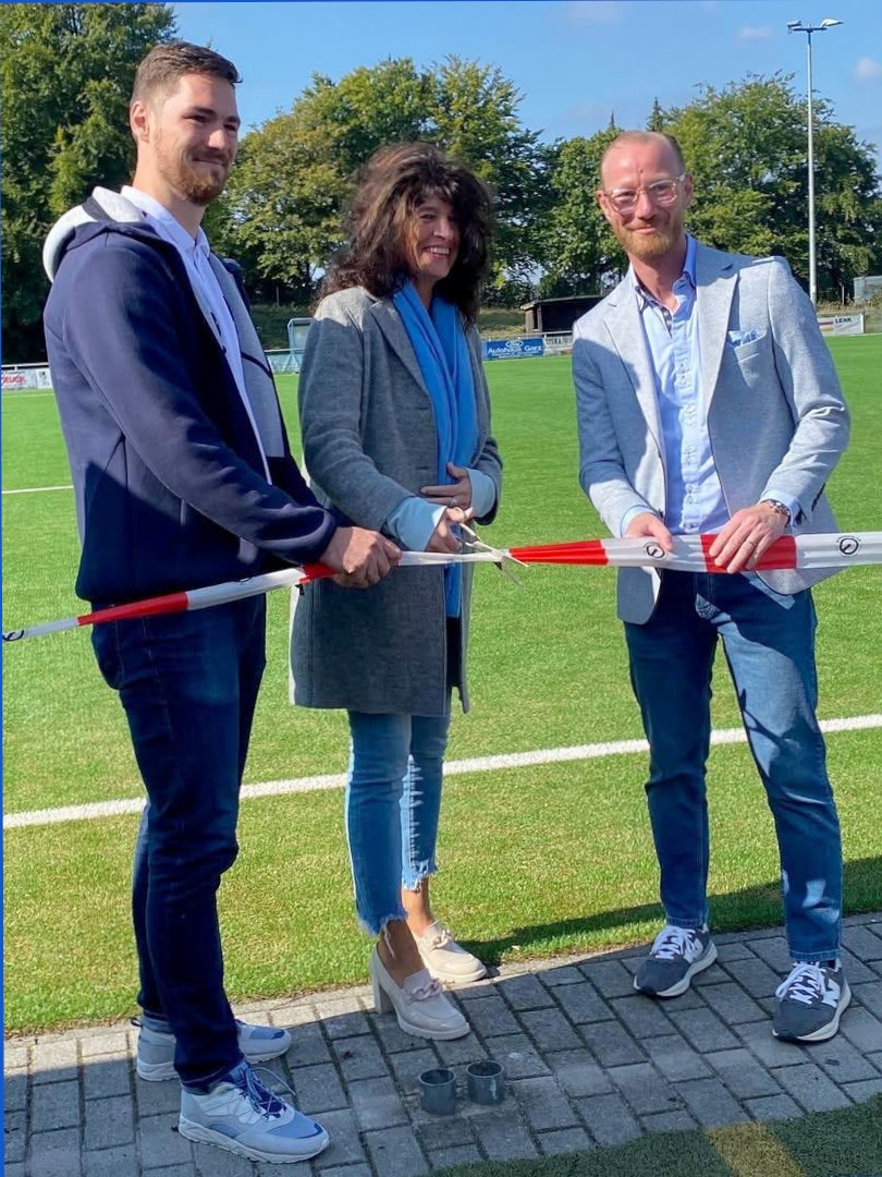 Magnus Braam (1. Vorsitzender Hiddinghauser FV e.V.), Sabine Noll (Bürgermeisterin Stadt Sprockhövel) und Daniel Rasche (Vorstand Sparkassenstiftung Schwelm-Sprockhövel) eröffnen offiziell den Sportplatz Hiddinghausen nach der Sanierung.