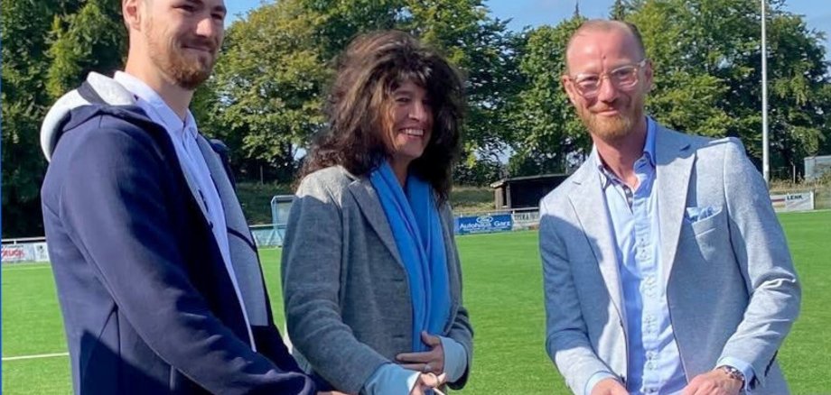 Magnus Braam (1. Vorsitzender Hiddinghauser FV e.V.), Sabine Noll (Bürgermeisterin Stadt Sprockhövel) und Daniel Rasche (Vorstand Sparkassenstiftung Schwelm-Sprockhövel) eröffnen offiziell den Sportplatz Hiddinghausen nach der Sanierung.