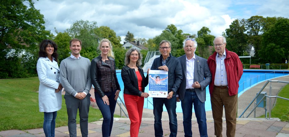 Bürgermeisterin Sabine Noll mit den Sponsoren der Aktion "Freier Eintritt für Kinder" im Freibad Sprockhövel (v.l.: Bürgermeisterin Sabine Noll, Nils Zimmermann (WKT Westfälische Kunststofftechnik GmbH), Anke Kubis (Wicke GmbH + Co. KG), Ingrid Leukers-Bölicke und Marcel Beckers (Vorstand Förderverein Freibad Sprockhövel e.V.), Ulrich Winkelmann und Manfred Gerhard (Lions Club Herbede-Sprockhövel), Juli 2024