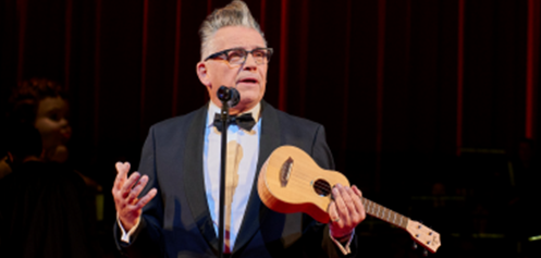 Götz Alsmann auf der Bühne mit Ukulele