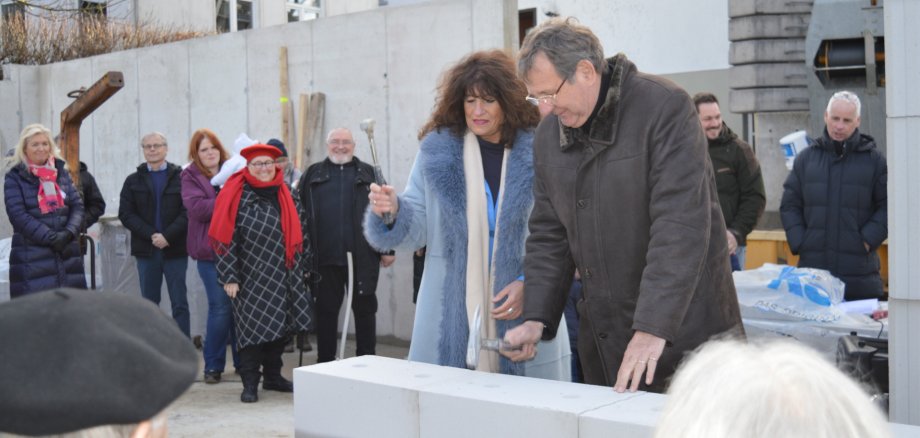 Sabine Noll und Werner Nafe bei der Grundsteinlegung der Kita Herzkamp