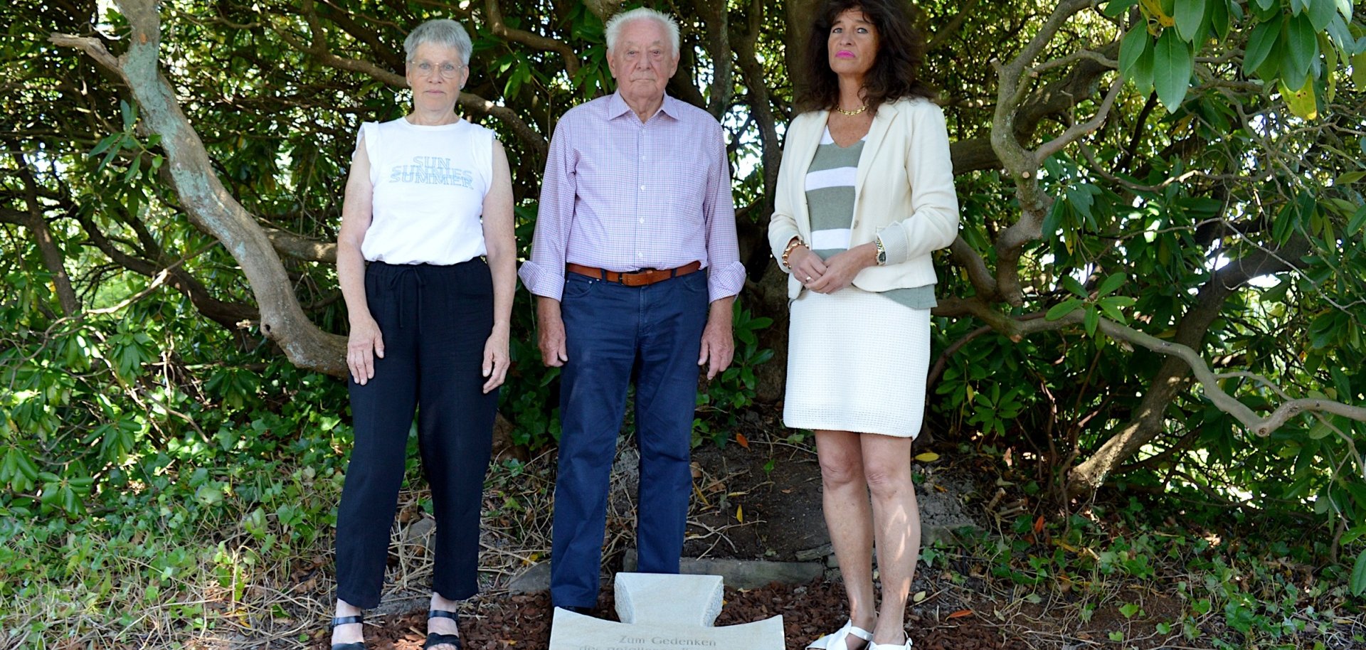 Anne Hiby, Manfred Hellhammer und Sabine Noll hinter dem neuen Gedenkstein in Haßlinghausen