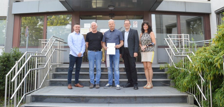 Marco Zenker (Personalrat), Stephan Sturm (Personalleiter), Christian Zittlau (Leiter Tiefbau/Bauhof) und Bürgermeisterin Sabine Noll beglückwünschen Peter Will (Bauhofleiter) zum 40jährigen Dienstjubiläum, September 2024