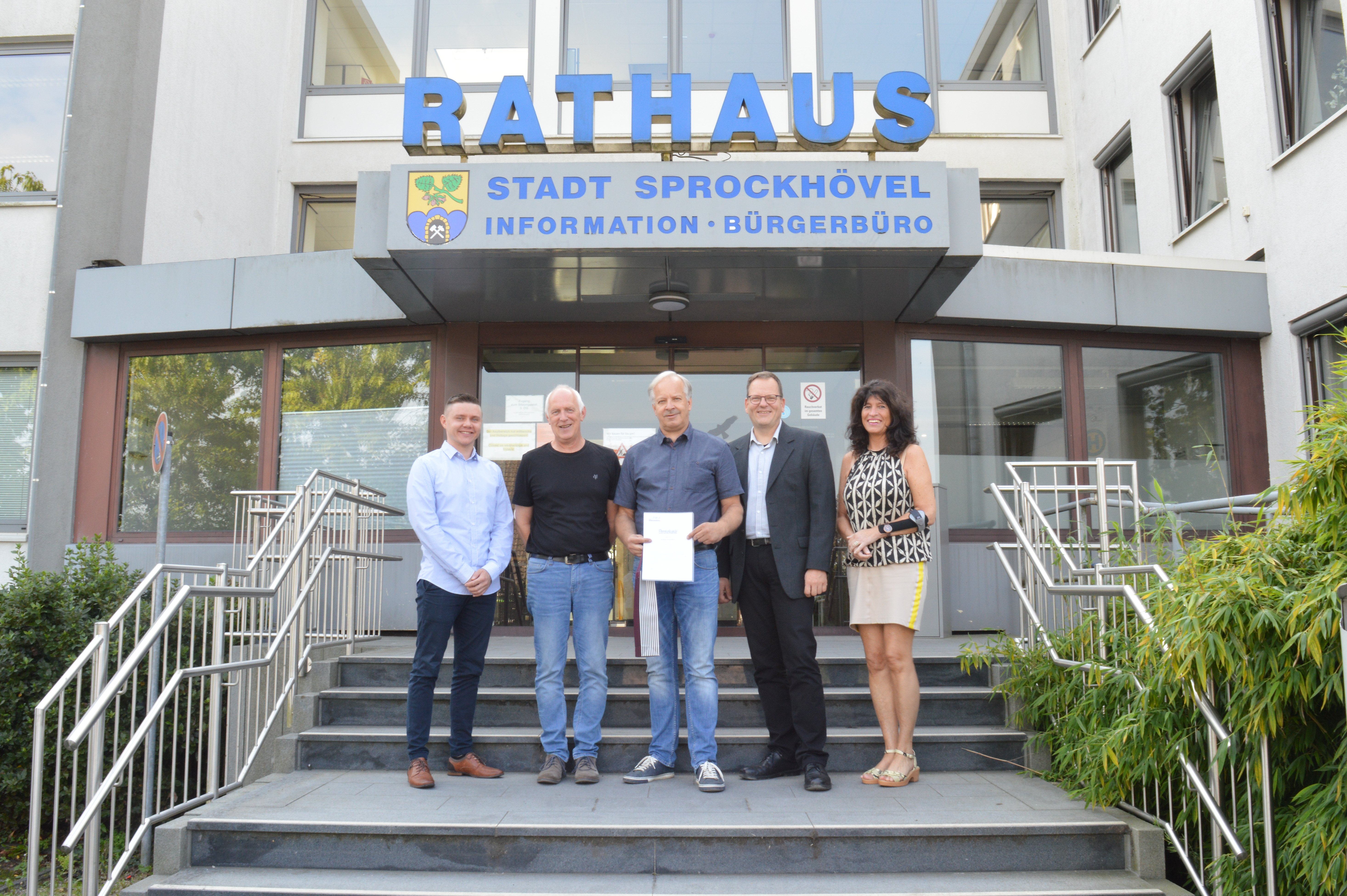 Marco Zenker (Personalrat), Stephan Sturm (Personalleiter), Christian Zittlau (Leiter Tiefbau/Bauhof) und Bürgermeisterin Sabine Noll beglückwünschen Peter Will (Bauhofleiter) zum 40jährigen Dienstjubiläum, September 2024