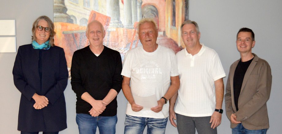 Franka Brühmann und Stefan Sturm gratulieren Hans-Jürgen Rudolf gemeinsam mit Oliver Tollnick und Daniel Kohlmeyer zum Dienstjubiläum.