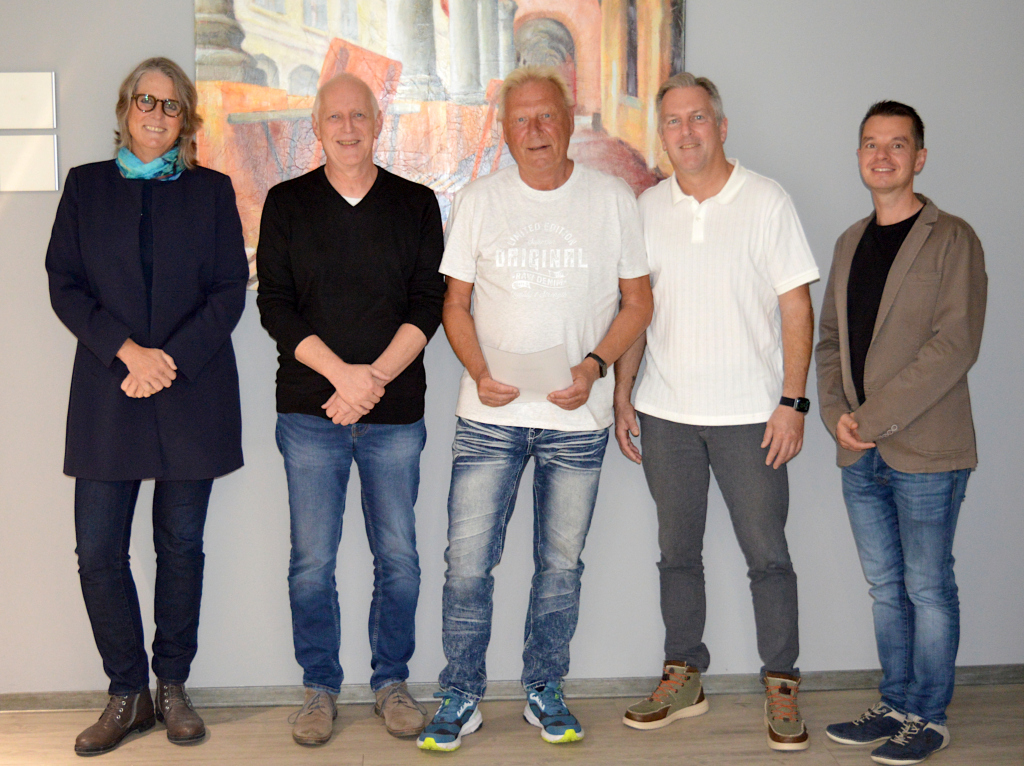 Franka Brühmann und Stefan Sturm gratulieren Hans-Jürgen Rudolf gemeinsam mit Oliver Tollnick und Daniel Kohlmeyer zum Dienstjubiläum.