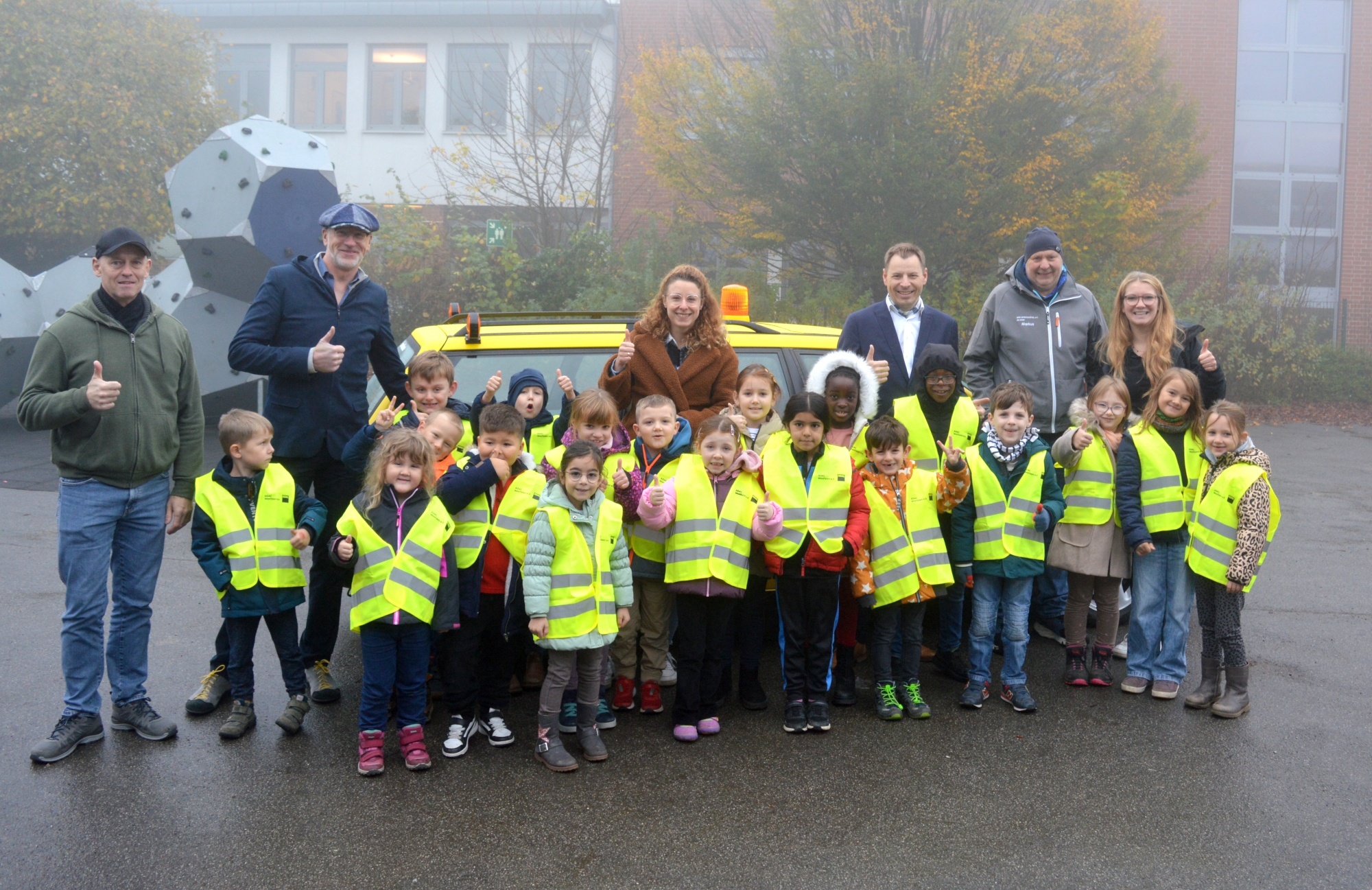 Kinder vor dem ADAC-Oldtimer mit den neuen Warnwesten