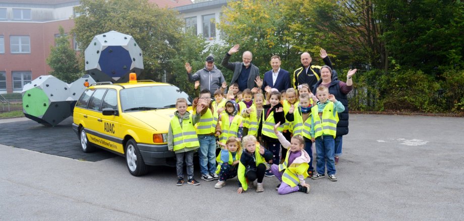 Kinder der 1a der Grundschule Haßlinghausen mit neuen Sicherheitswesten.