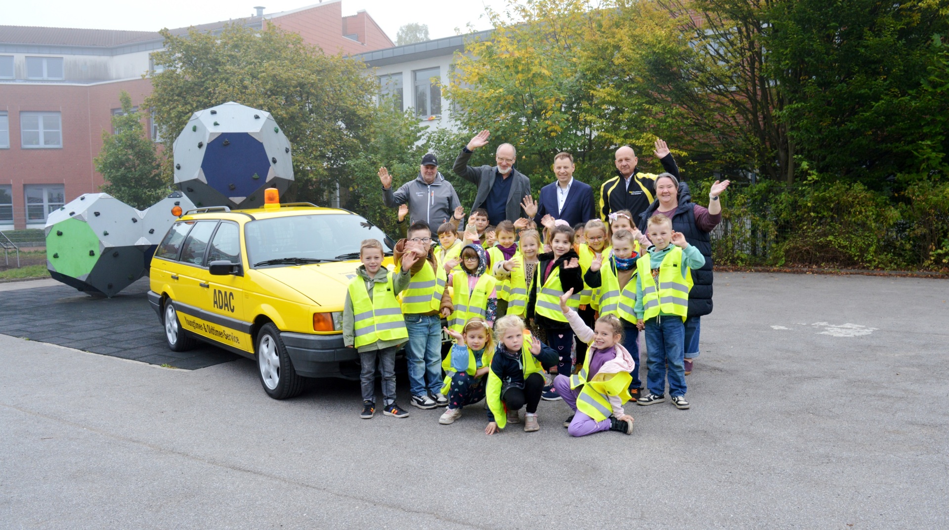 1a der Grundschule Haßlinghausen Kinder der 1a der Grundschule Haßlinghausen mit neuen Sicherheitswesten.