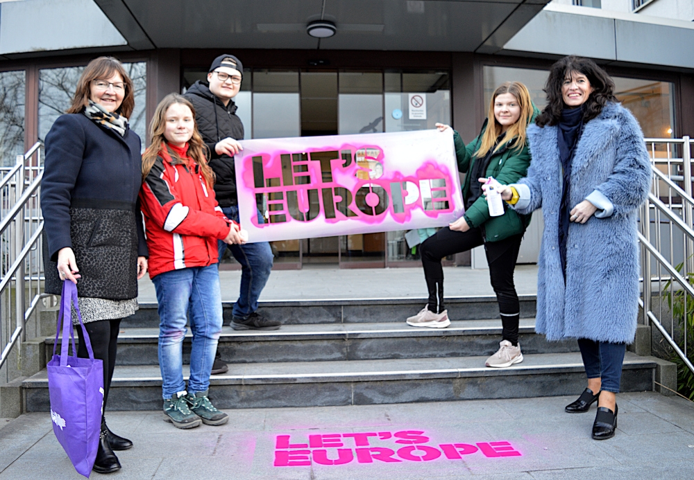 (v.l.) Evelyn Müller, Vertreter des Kinder- und Jugendparlaments Sprockhövel: Julian, Nora und Laura und Bürgermeisterin Sabine Noll mit dem Zentralen Motto der Europakampagne „Let’s Europe“.