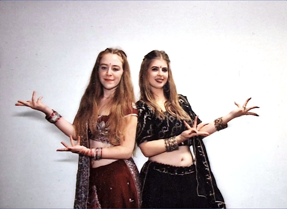 (v.l.): Lena Pflug und Julia Loebel, die Dozentinnen des Bollywood-Tanzkurses