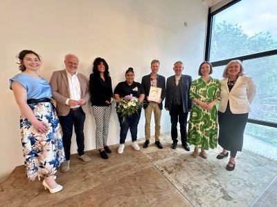 Die Städte Sprockhövel und Hattingen beglückwünschen die Preisträgerin, die Mathilde-Anneke-Schule. Andreas Lensing (Schuldirektor) und Suarda Osmani (Schulsprecherin) nahmen den Preis entgegen, Juni 2024 Die Städte Sprockhövel und Hattingen beglückwünschen die Preisträgerin, die Mathilde-Anneke-Schule. Andreas Lensing (Schuldirektor) und Suarda Osmani (Schulsprecherin) nahmen den Preis entgegen.