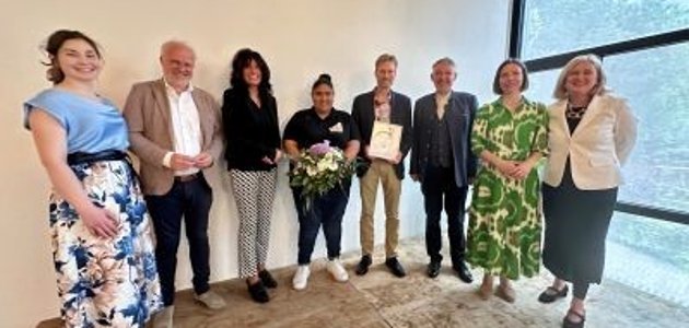 Die Städte Sprockhövel und Hattingen beglückwünschen die Preisträgerin, die Mathilde-Anneke-Schule. Andreas Lensing (Schuldirektor) und Suarda Osmani (Schulsprecherin) nahmen den Preis entgegen.