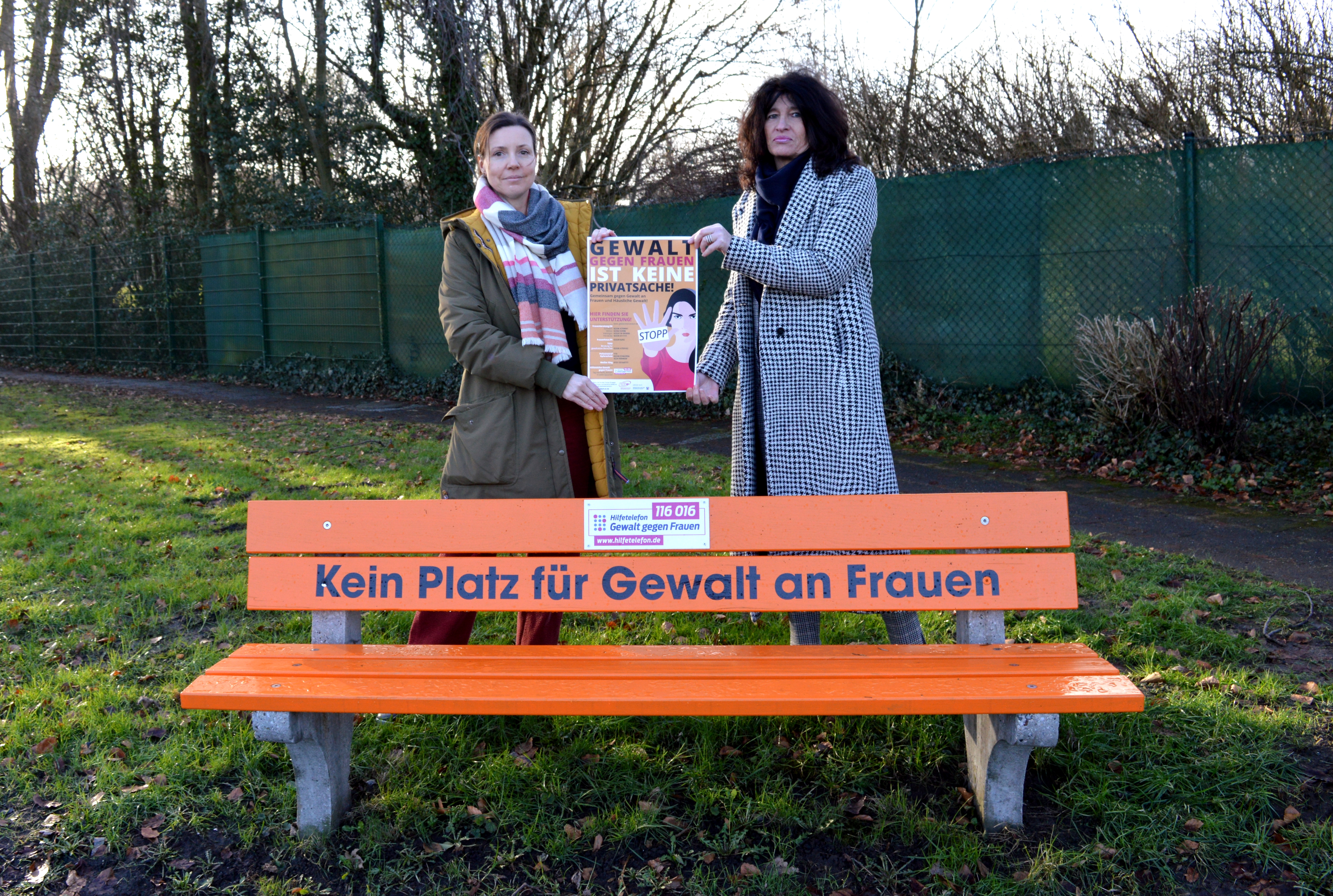 Doreen Reichold und Sabine Noll hinter der orangefarbenen Bank in Niedersprockhövel, November 2023