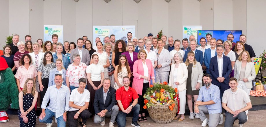 Gruppenbild mit Picknickkorb: An über 50 Orten im ganzen Ruhrgebiet soll am 20. Juni 2027 das IGA 2027 Picknick stattfinden. Zum Auftakt der Vorbereitungen trafen sich Vertreter der vielen beteiligten Kommunen im Gruga-Park.