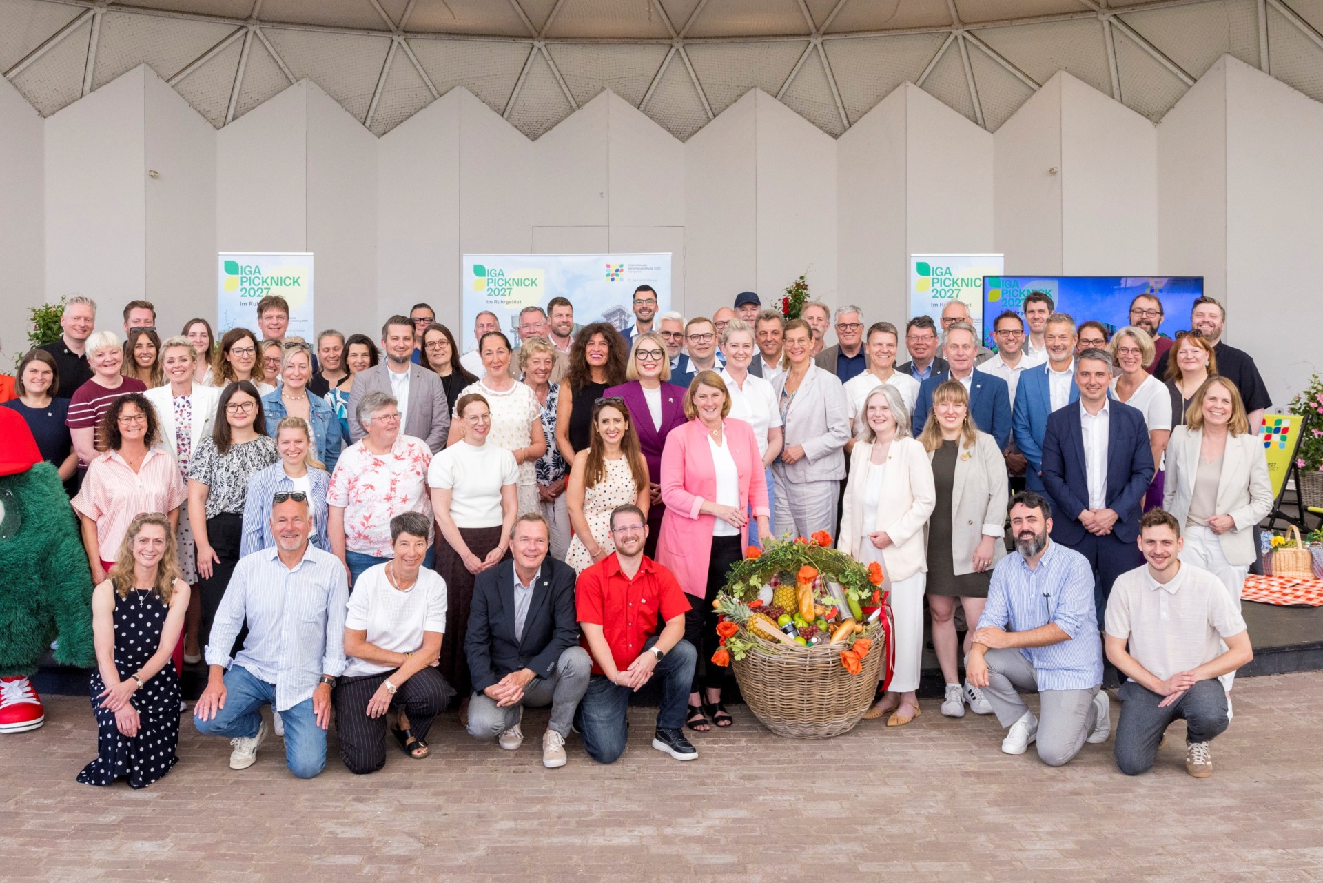 Gruppenbild mit Picknickkorb: An über 50 Orten im ganzen Ruhrgebiet soll am 20. Juni 2027 das IGA 2027 Picknick stattfinden. Zum Auftakt der Vorbereitungen trafen sich Vertreter der vielen beteiligten Kommunen im Gruga-Park. Gruppenbild mit Picknickkorb: An über 50 Orten im ganzen Ruhrgebiet soll am 20. Juni 2027 das IGA 2027 Picknick stattfinden. Zum Auftakt der Vorbereitungen trafen sich Vertreter der vielen beteiligten Kommunen im Gruga-Park.