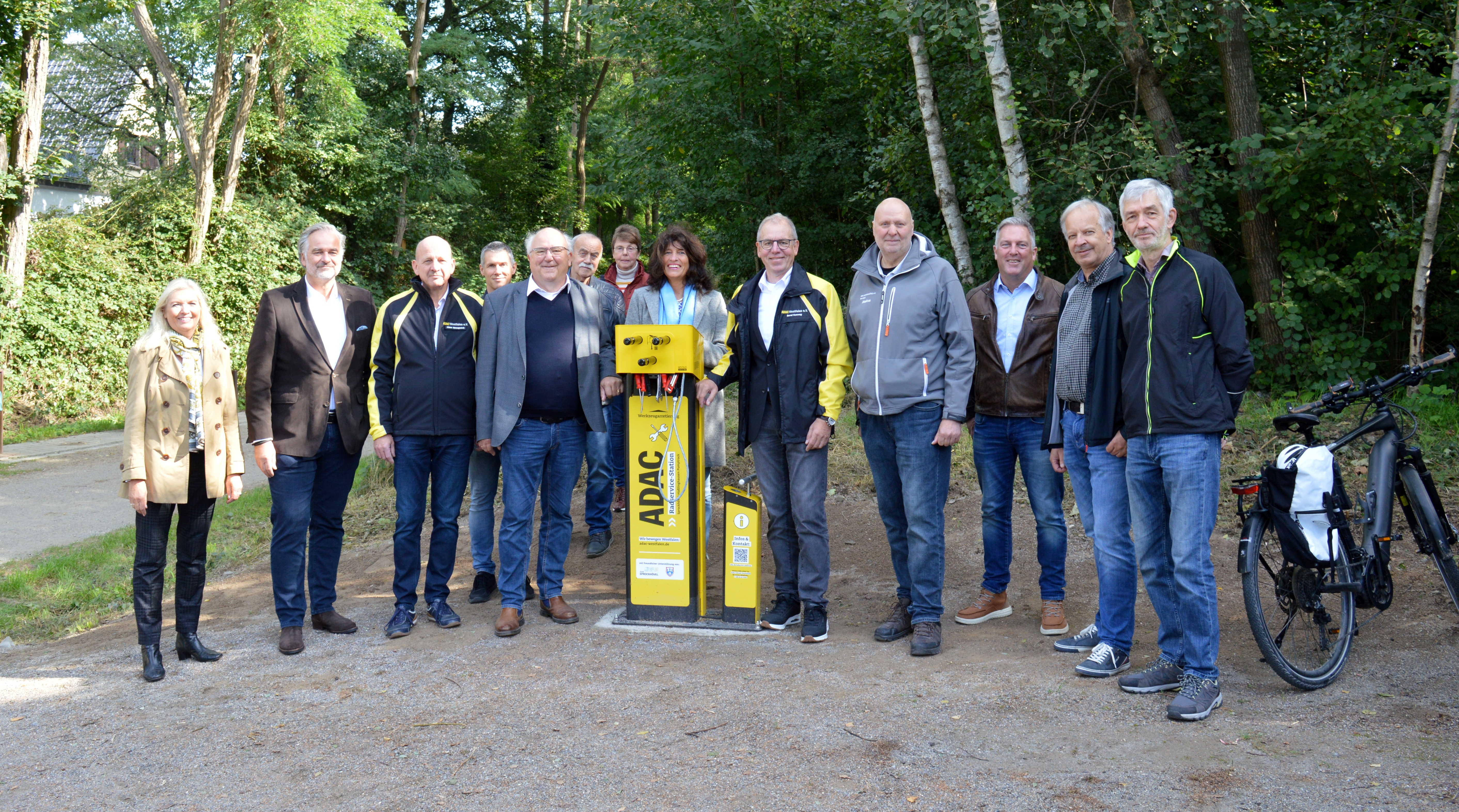 Die neue Radservicestation wird offiziell eingeweiht von Susanne Görner (Stadt Sprockhövel), Ferry Franz (ADAC Westfalen e.V.), Klaus Hasenpusch (ADAC Westfalen e.V.), Dirk Krüger (ADAC Westfalen e.V.), Thomas Oehler (ADAC Westfalen e.V.), Wilfried und Inge Graf (Ortsclub MSC Sprockhövel e.V.), Sabine Noll (Stadt Sprockhövel), Bernd Kurzweg (ADAC Westfalen e.V.), Markus Nitz-Overmann (Ortsclub MSC Sprockhövel e.V.), Oliver Tollnick (Stadt Sprockhövel), Peter Will (Stadt Sprockhövel), Reinhold Oeste (Glückauf-Trasse e.V.) (v.l.)., September 2024 Die neue Radservicestation wird offiziell eingeweiht
