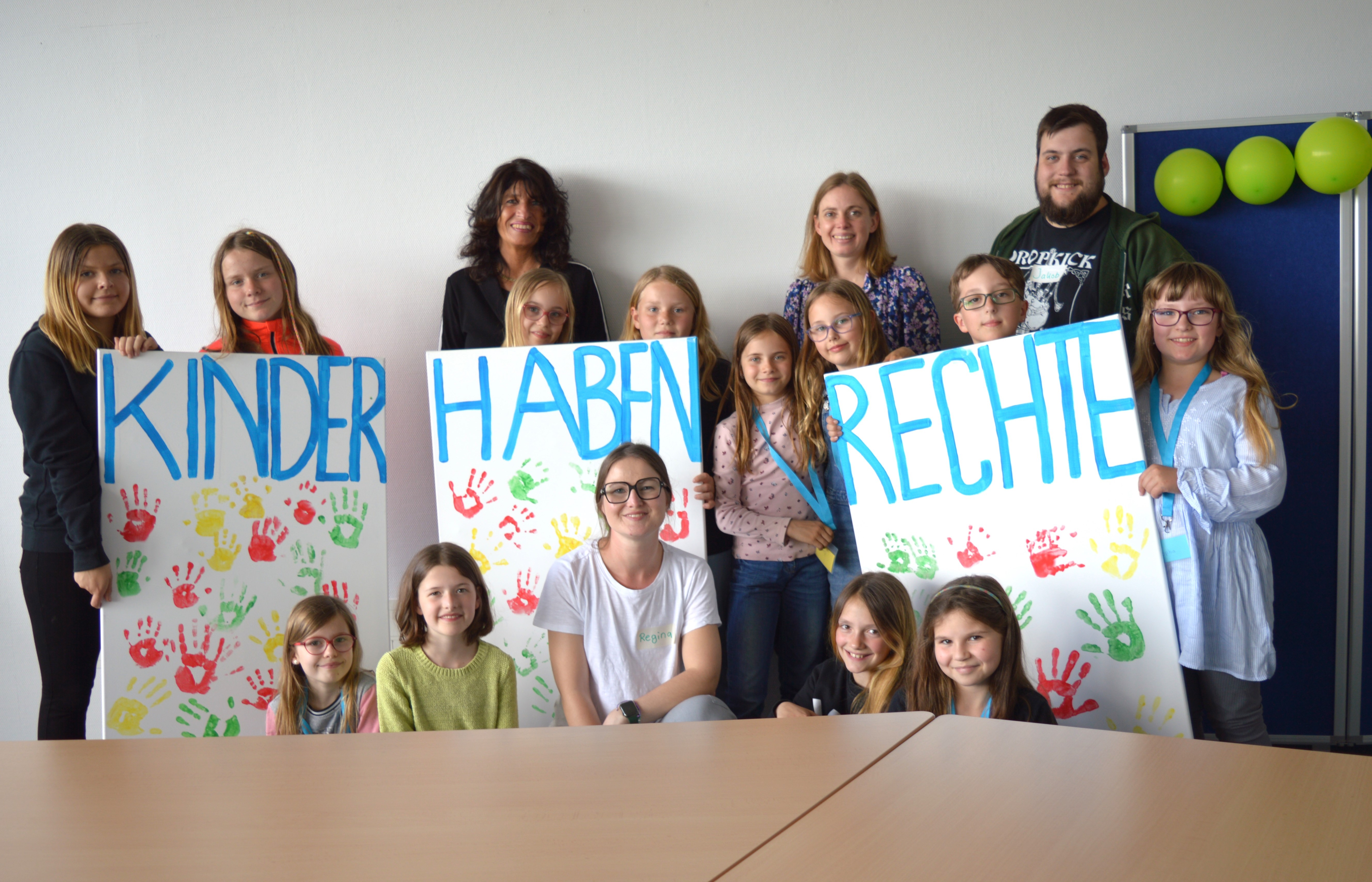 Die teilnehmenden Kinder der Rathaus-Rallye gemeinsam mit Bürgermeisterin Sabine Noll und den Mitarbeiter*innen des Jugendbereichs.