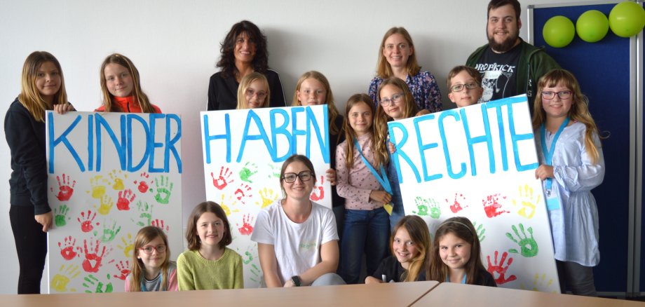 Die teilnehmenden Kinder der Rathaus-Rallye gemeinsam mit Bürgermeisterin Sabine Noll und den Mitarbeiter*innen des Jugendbereichs.
