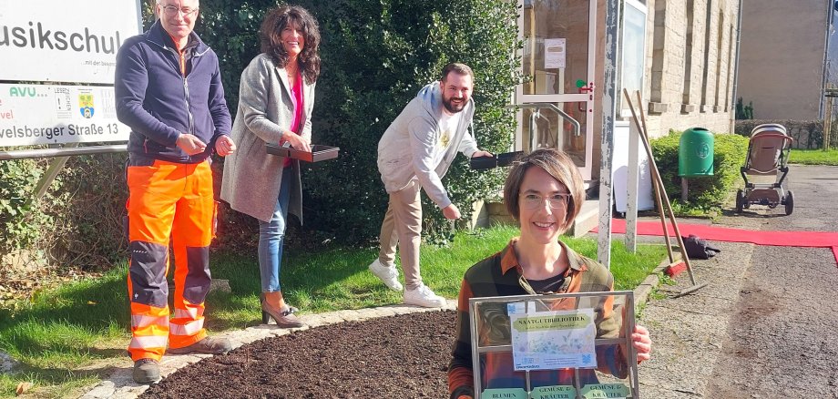 Markus Gronemeyer (Bauhof Stadt Sprockhövel), Sabine Noll (Bürgermeisterin), Finn Holländer (Sachgebietsleiter Servicebüro Stadt Sprockhövel und Ideengeber für die Saatgutbibliothek) sowie Ricarda Gärtner (Leiterin Bücherei) bei der Eröffnung der Saatgutbibliothek
