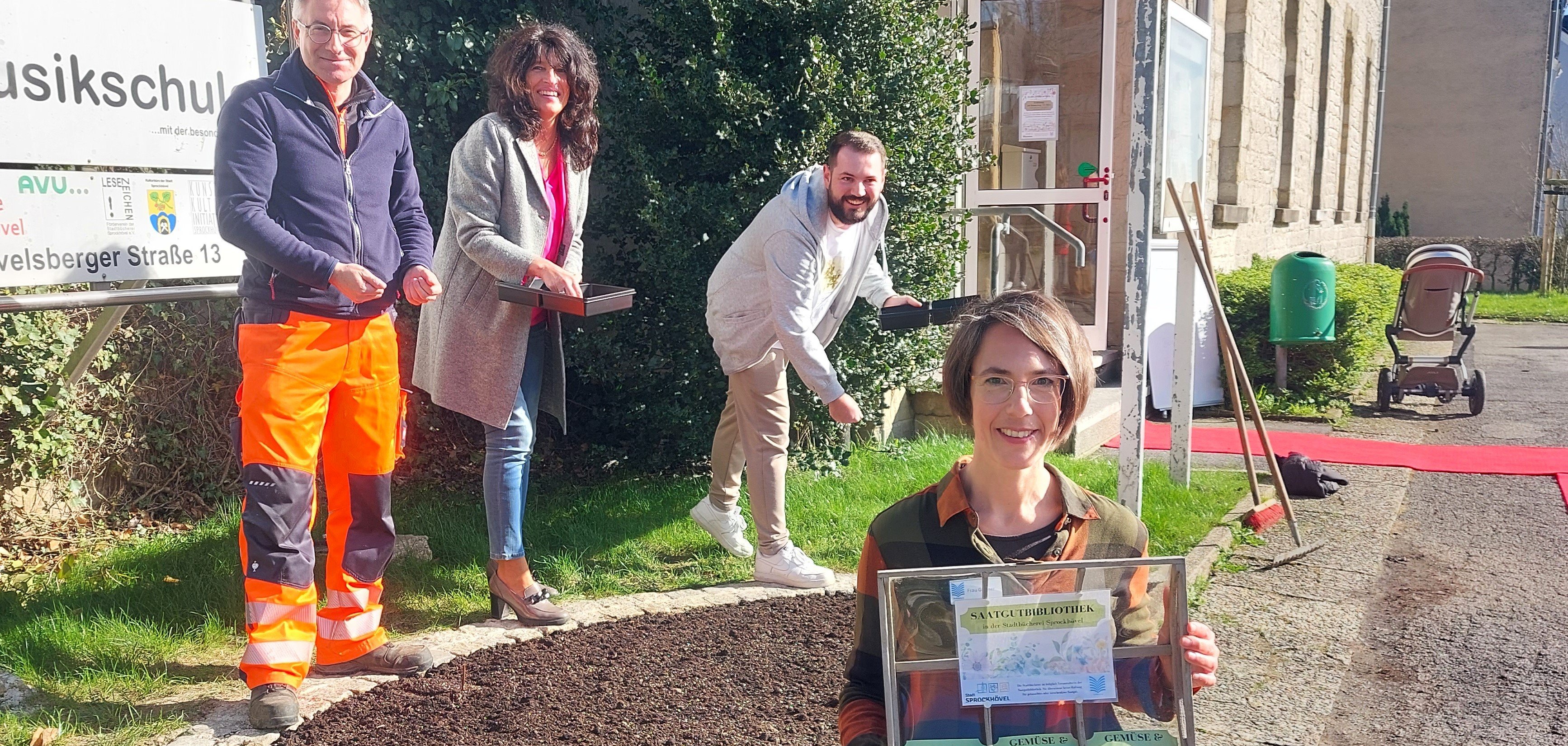 Markus Gronemeyer (Bauhof Stadt Sprockhövel), Sabine Noll (Bürgermeisterin), Finn Holländer (Sachgebietsleiter Servicebüro Stadt Sprockhövel und Ideengeber für die Saatgutbibliothek) sowie Ricarda Gärtner (Leiterin Bücherei) bei der Eröffnung der Saatgutbibliothek