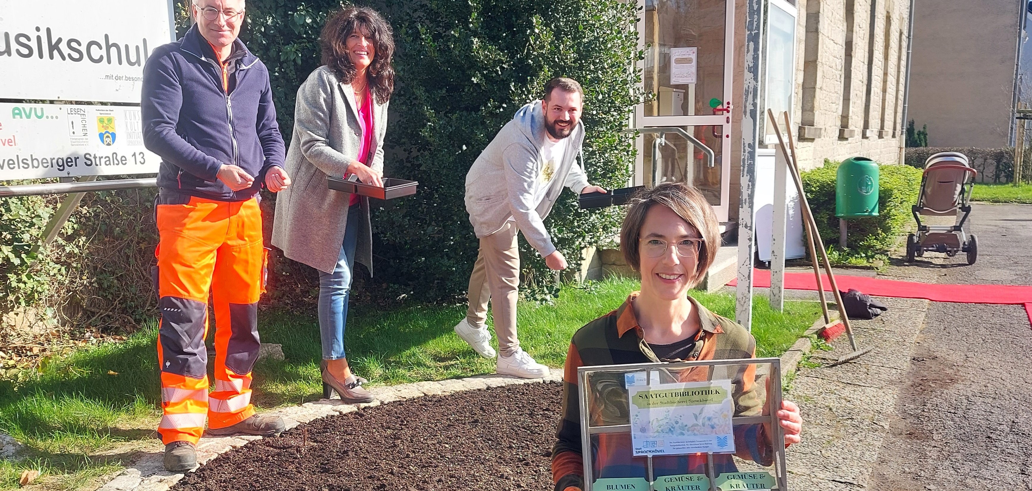 Markus Gronemeyer (Bauhof Stadt Sprockhövel), Sabine Noll (Bürgermeisterin), Finn Holländer (Sachgebietsleiter Servicebüro Stadt Sprockhövel und Ideengeber für die Saatgutbibliothek) sowie Ricarda Gärtner (Leiterin Bücherei) bei der Eröffnung der Saatgutbibliothek, März 2024 Markus Gronemeyer (Bauhof Stadt Sprockhövel), Sabine Noll (Bürgermeisterin), Finn Holländer (Sachgebietsleiter Servicebüro Stadt Sprockhövel und Ideengeber für die Saatgutbibliothek) sowie Ricarda Gärtner (Leiterin Bücherei) bei der Eröffnung der Saatgutbibliothek