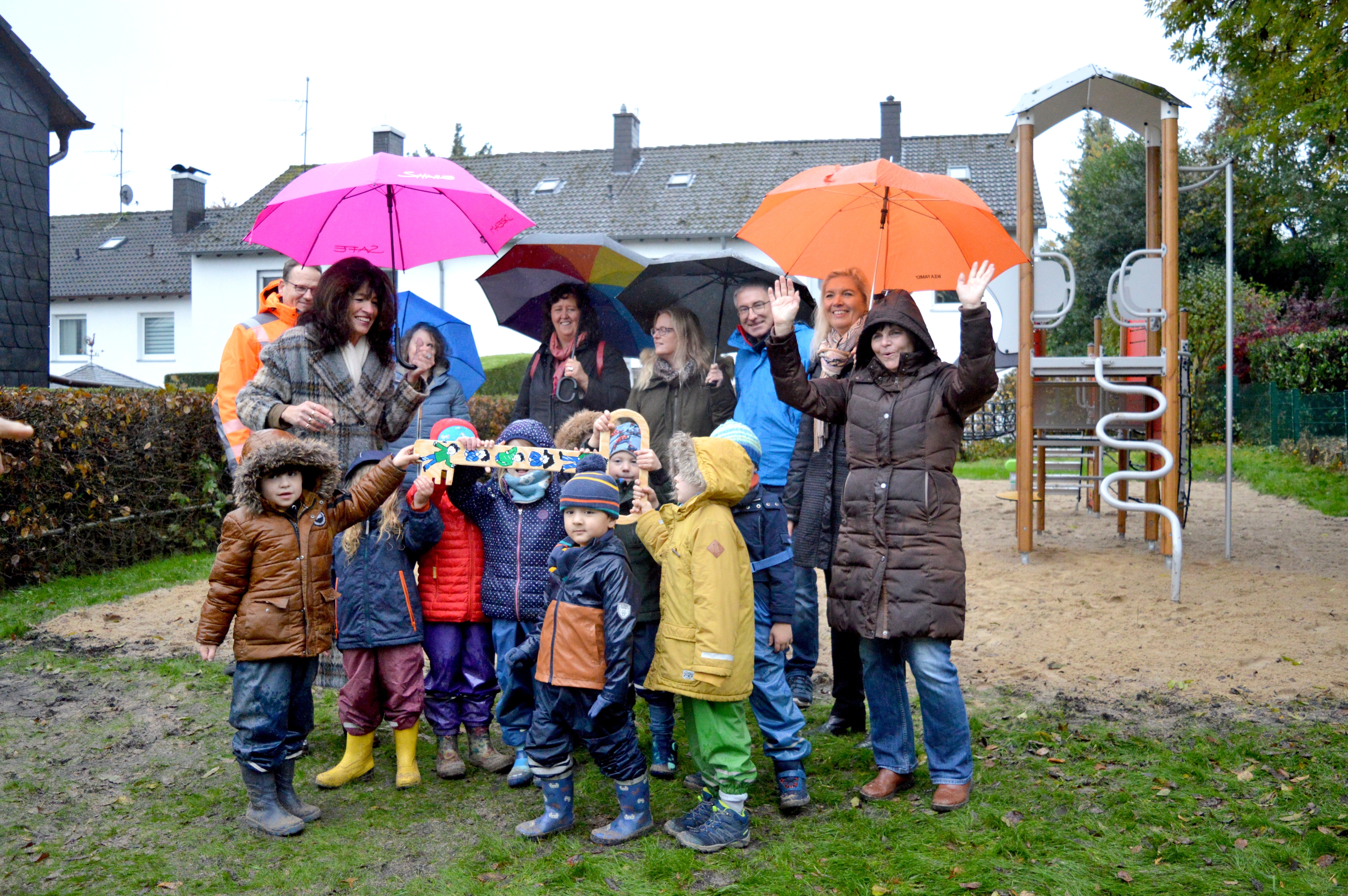 Symbolische Schlüsselübergabe für den Spielplatz an der Langenbruchstraße an die Kinder des evangelischen Kindergartens Hiddinghausen, November 2023