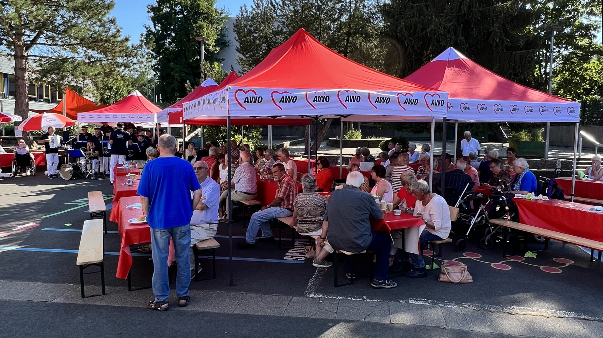 Seniorensommerfest 2024 Pavillions auf dem Schulhof der Grundschule Börgersbruch