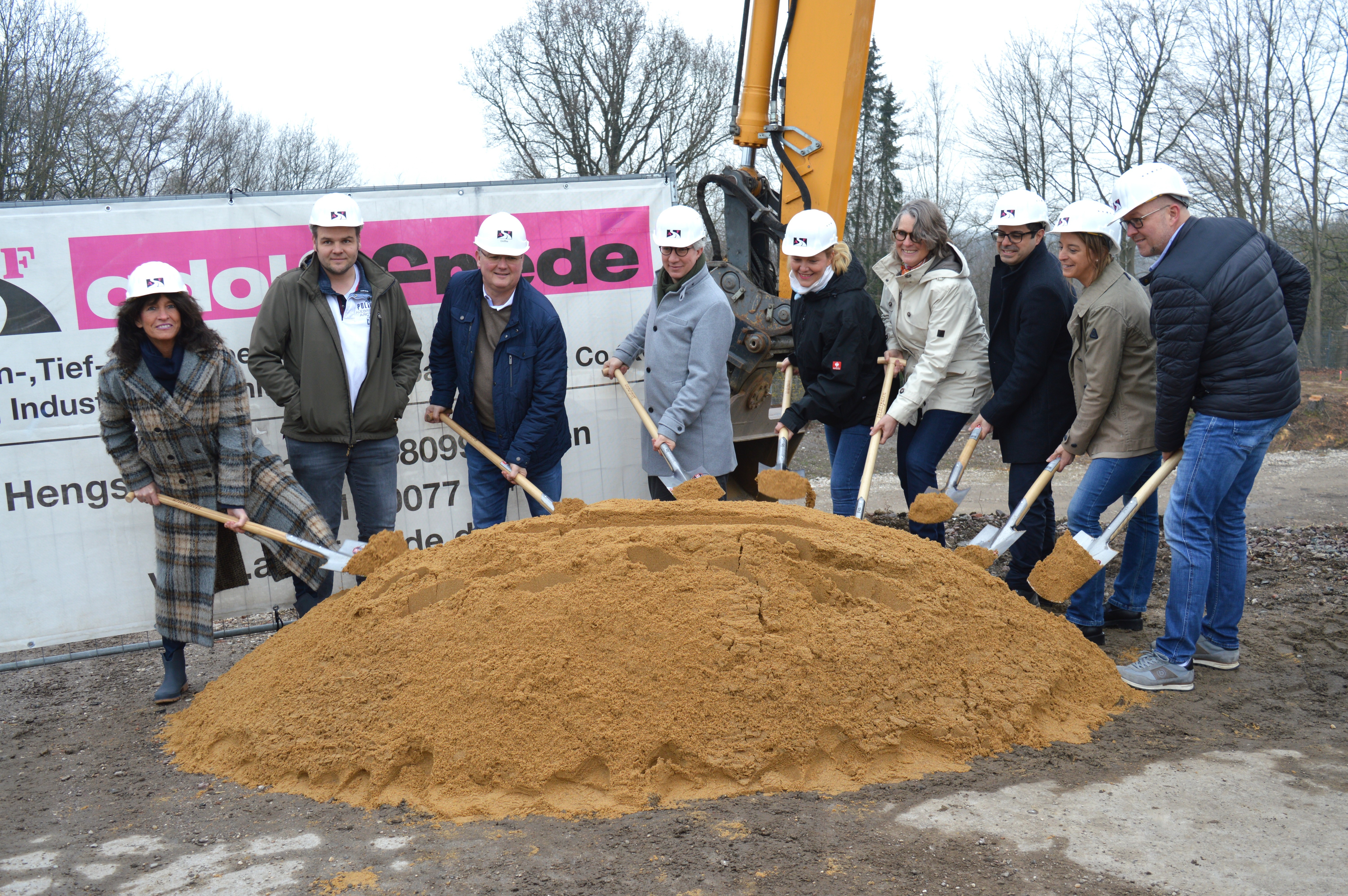Sabine Noll (Bürgermeisterin Stadt Sprockhövel), Felix Neveling (Firma Neveling Tiefbau GmbH & Co. KG), Uwe Gniffke (Adolf Frede GmbH & Co.KG), Jens Ennuschat (HMP Architekten GmbH), Kathrin Napp (Zentrale Gebäudebewirtschaftung Stadt Sprockhövel), Franka Brühmann (Zentrale Gebäudebewirtschaftung Stadt Sprockhövel), Renato Spocchia (Zentrale Gebäudebewirtschaftung Stadt Sprockhövel), Katja Wedekind (Kita-Leitung) und Torsten Beerhenke (AWO Ennepe Ruhr) beim Spatenstich der Kita Haßlinghausen, März 2025 Sabine Noll (Bürgermeisterin Stadt Sprockhövel), Felix Neveling (Firma Neveling Tiefbau GmbH & Co. KG), Uwe Gniffke (Adolf Frede GmbH & Co.KG), Jens Ennuschat (HMP Architekten GmbH), Kathrin Napp (Zentrale Gebäudebewirtschaftung Stadt Sprockhövel), Franka Brühmann (Zentrale Gebäudebewirtschaftung Stadt Sprockhövel), Renato Spocchia (Zentrale Gebäudebewirtschaftung Stadt Sprockhövel), Katja Wedekind (Kita-Leitung) und Torsten Beerhenke (AWO Ennepe Ruhr) beim Spatenstich der Kita Haßlinghausen.